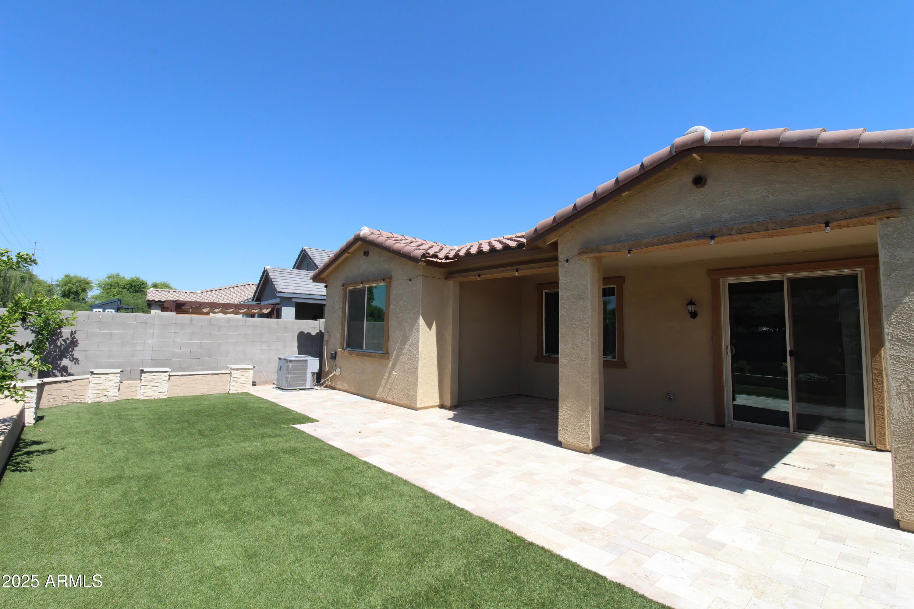 637 E BUCKINGHAM Avenue