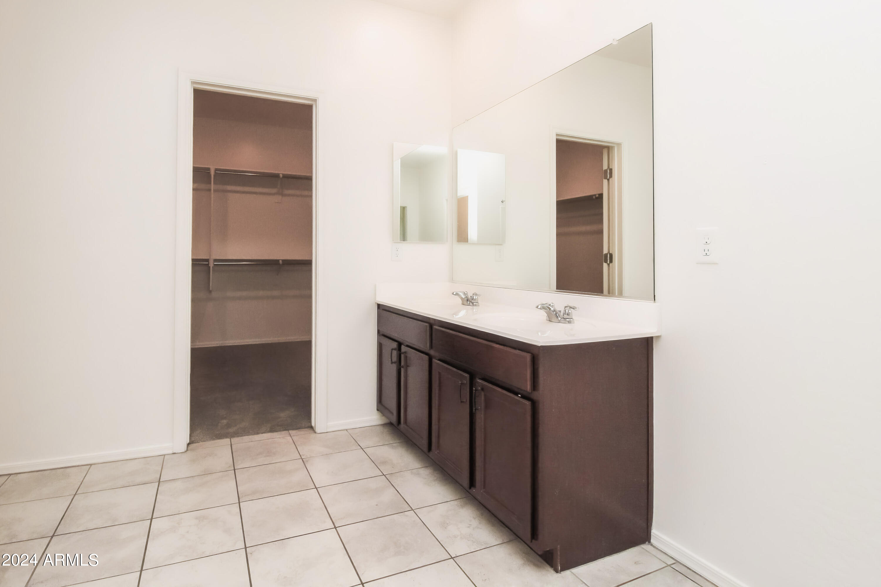 637 E BUCKINGHAM Avenue