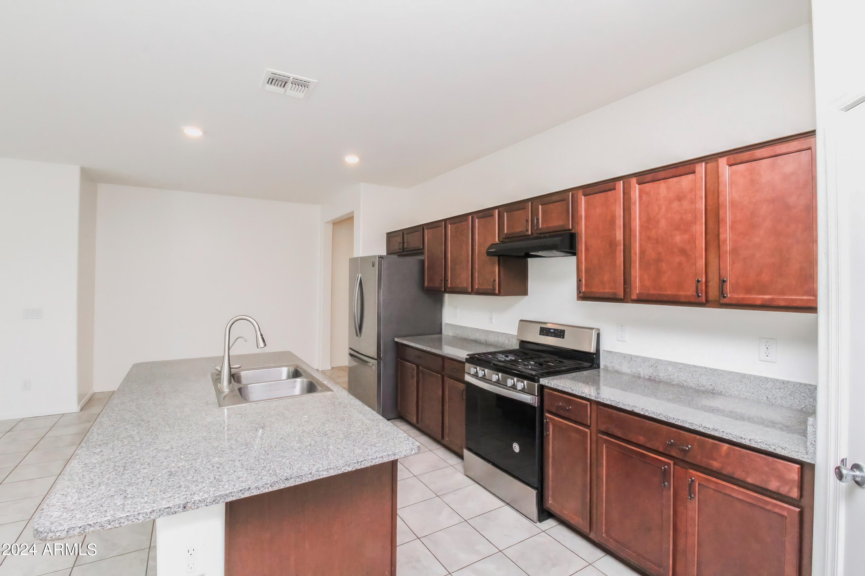 637 E BUCKINGHAM Avenue