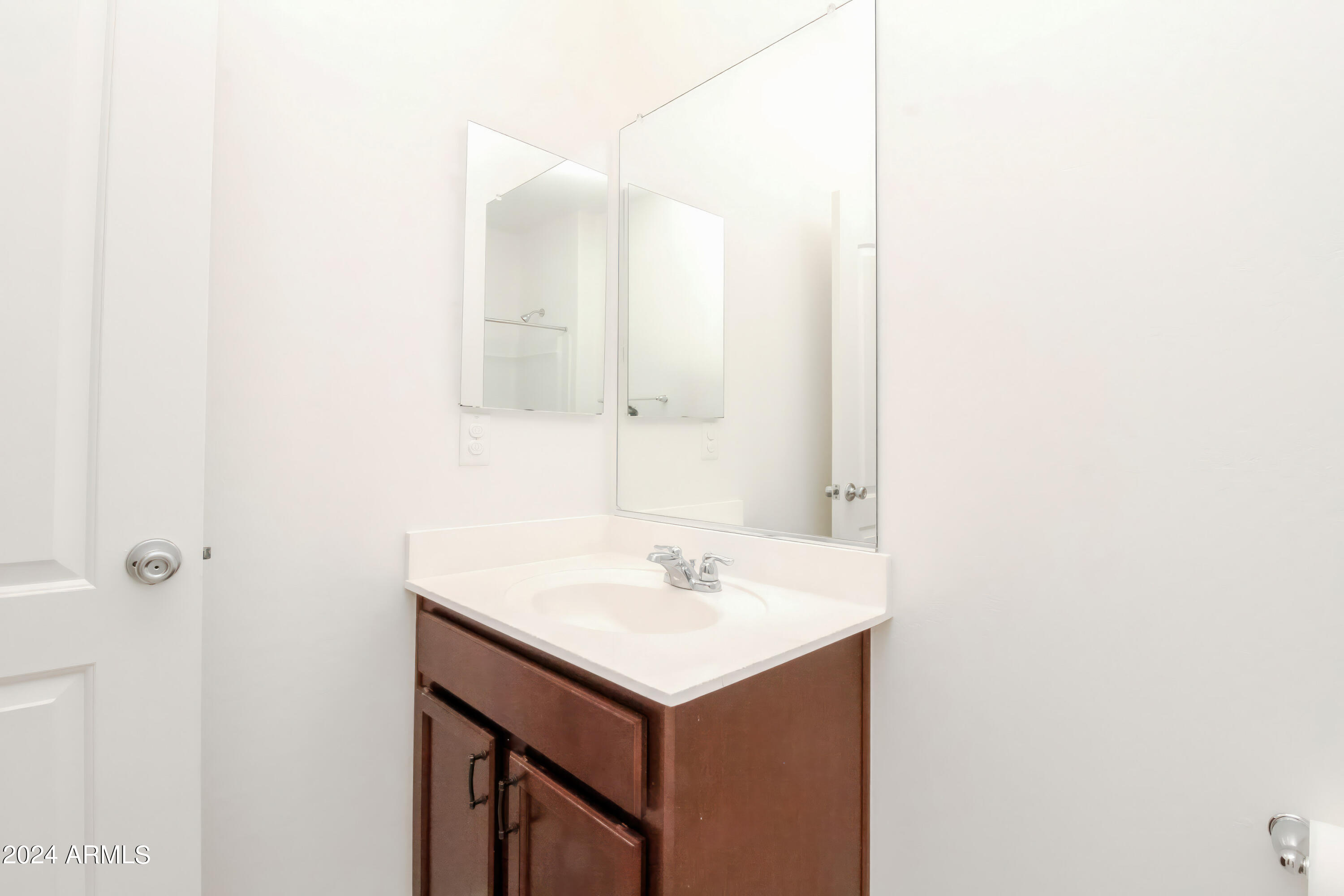 637 E BUCKINGHAM Avenue