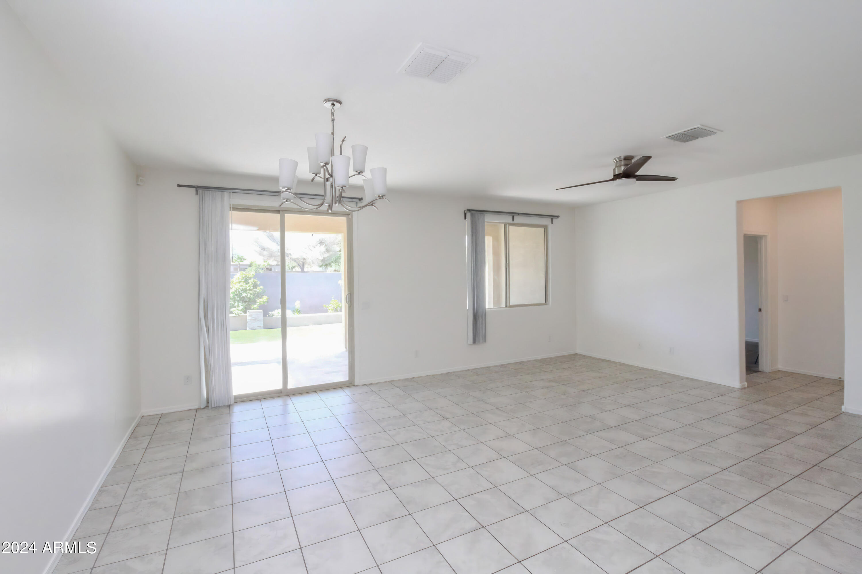 637 E BUCKINGHAM Avenue