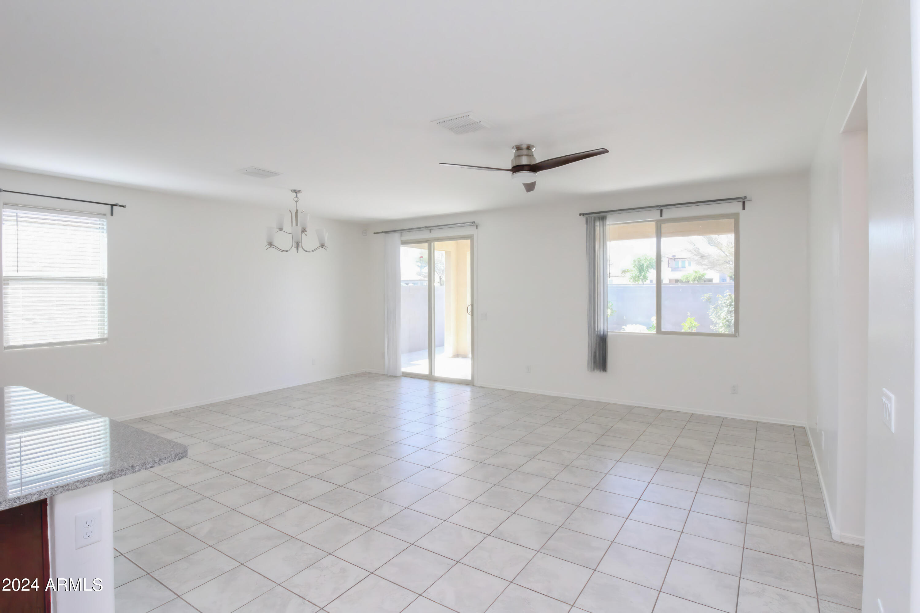 637 E BUCKINGHAM Avenue