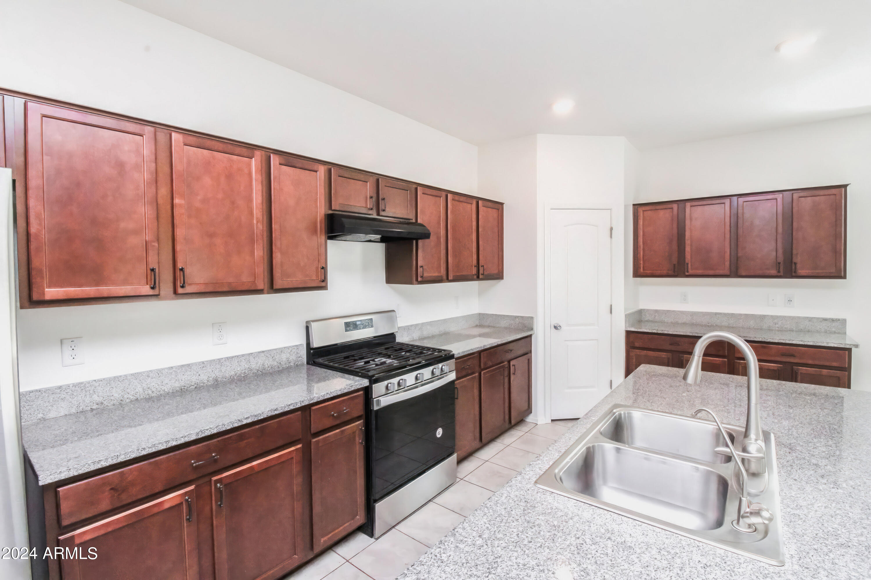 637 E BUCKINGHAM Avenue