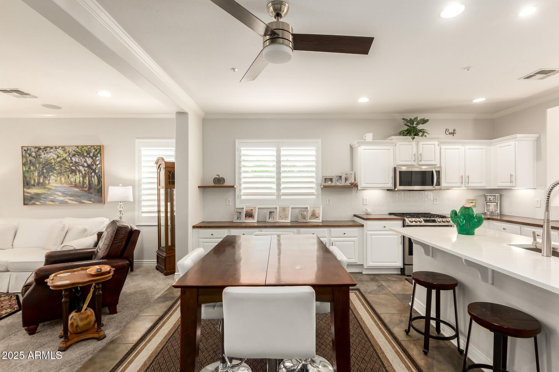 3428 E RAVENSWOOD Drive