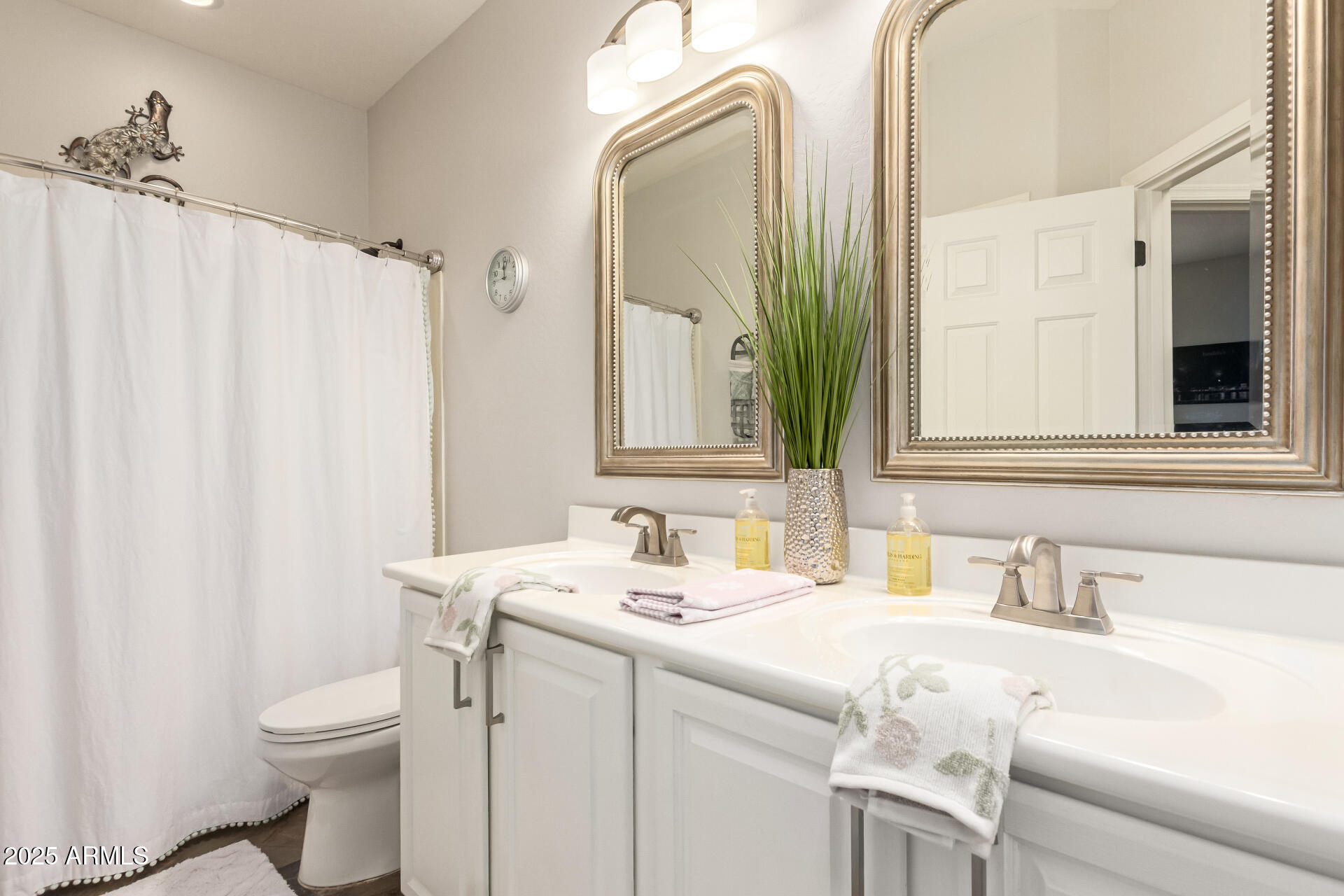 3428 E RAVENSWOOD Drive