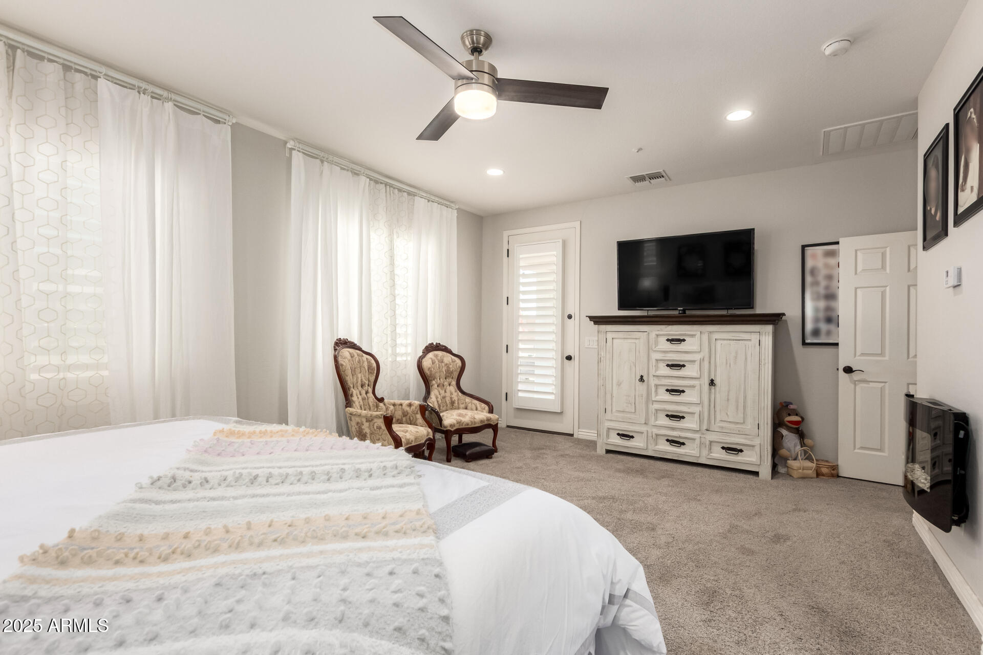 3428 E RAVENSWOOD Drive