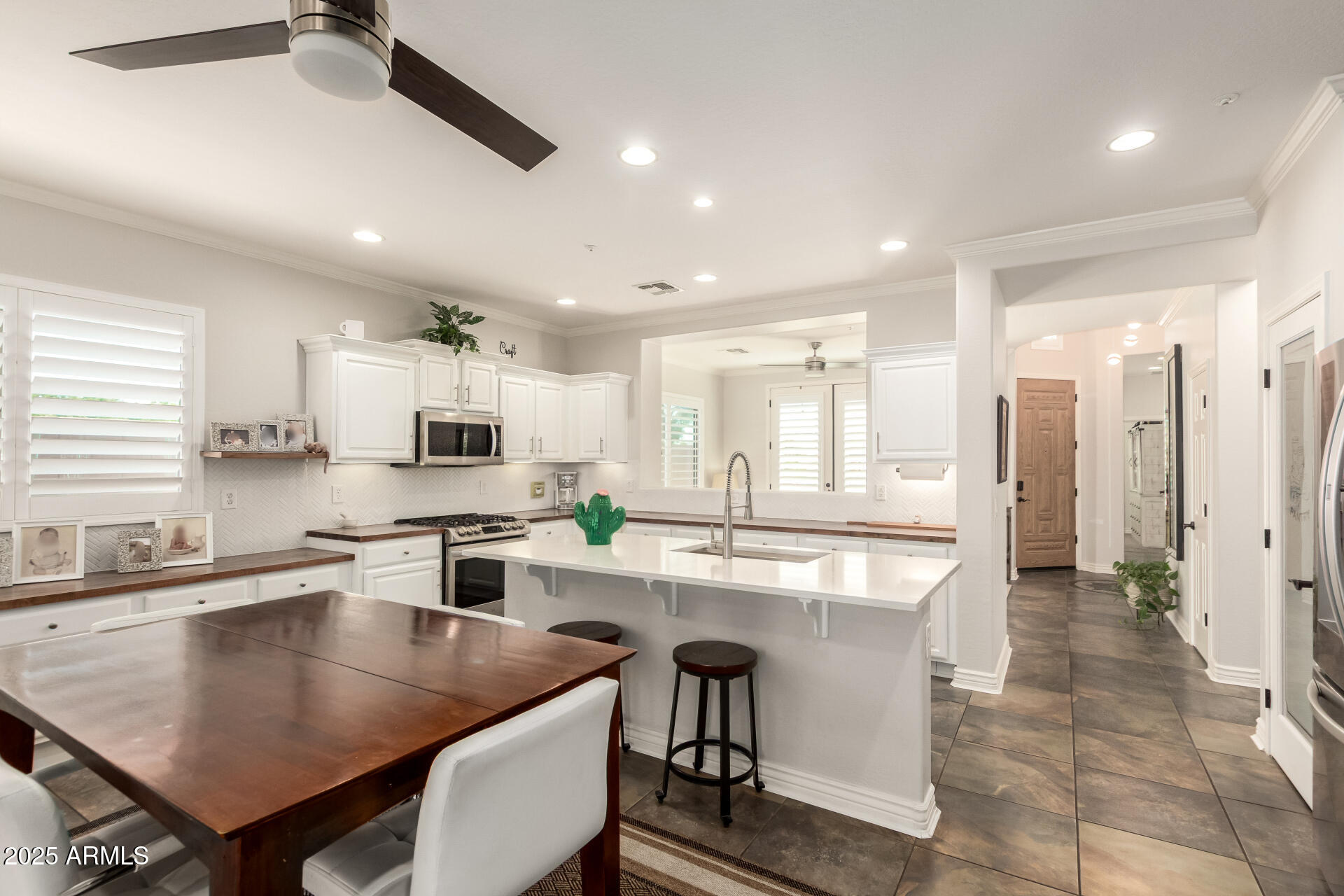 3428 E RAVENSWOOD Drive