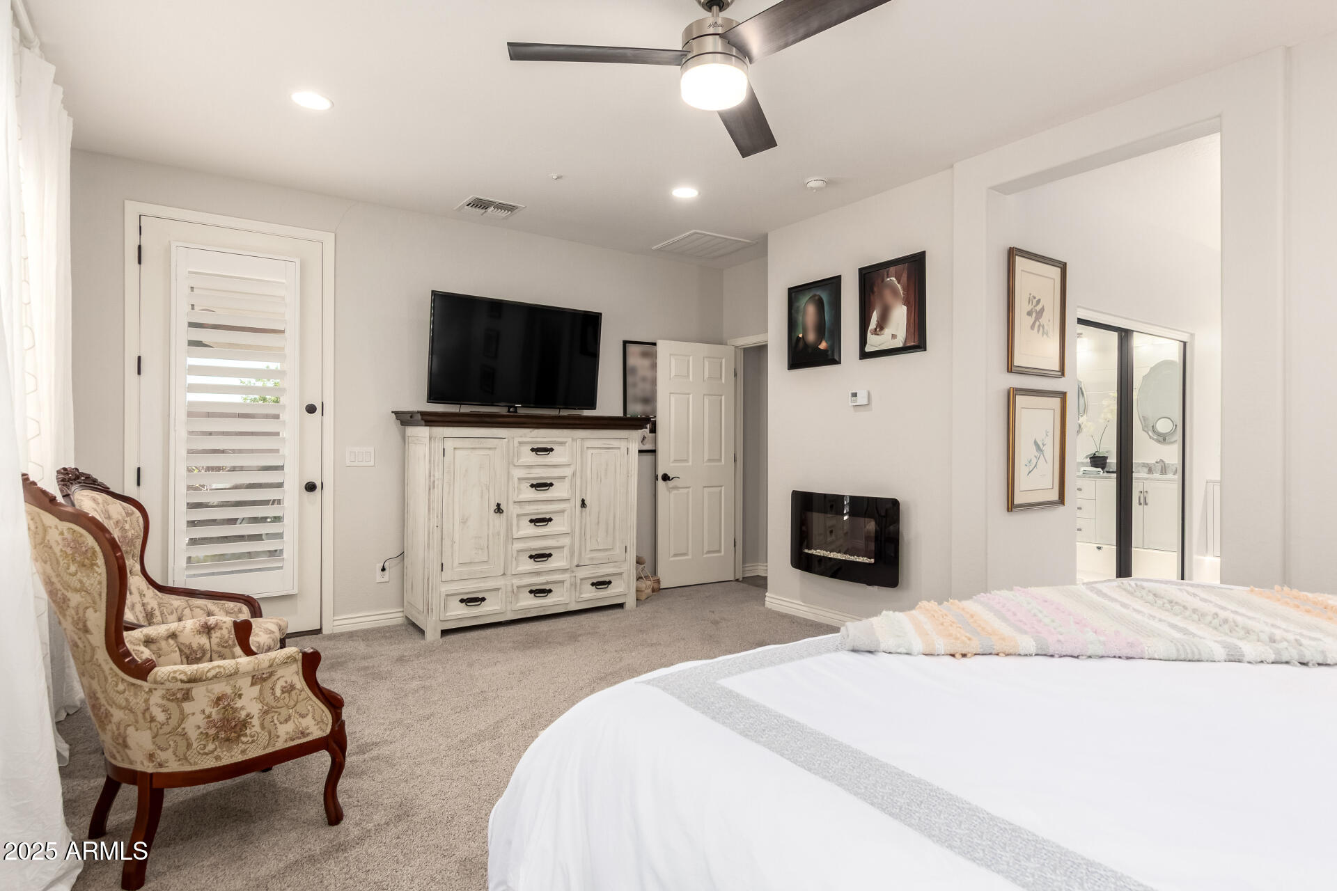 3428 E RAVENSWOOD Drive