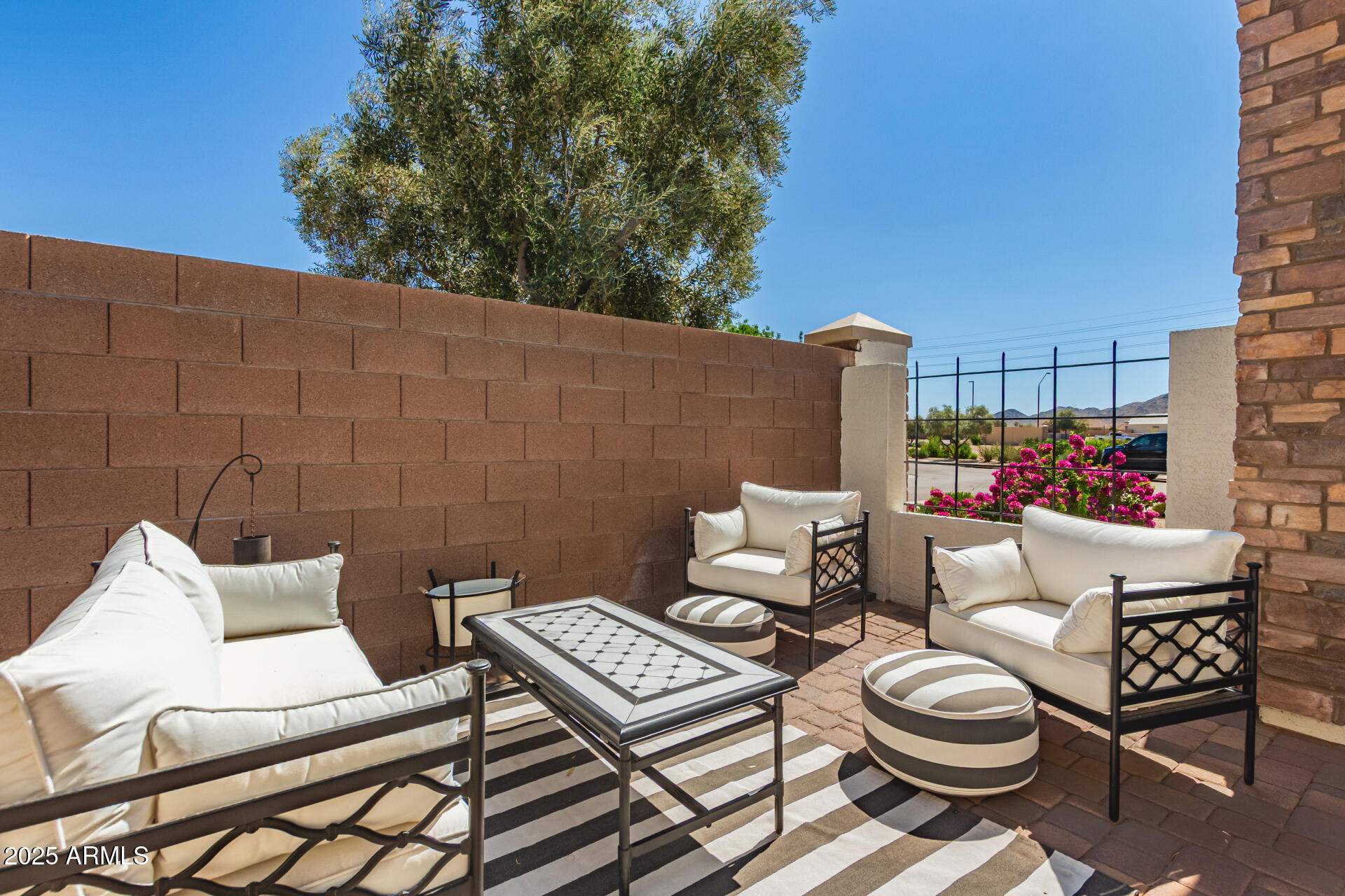 3428 E RAVENSWOOD Drive