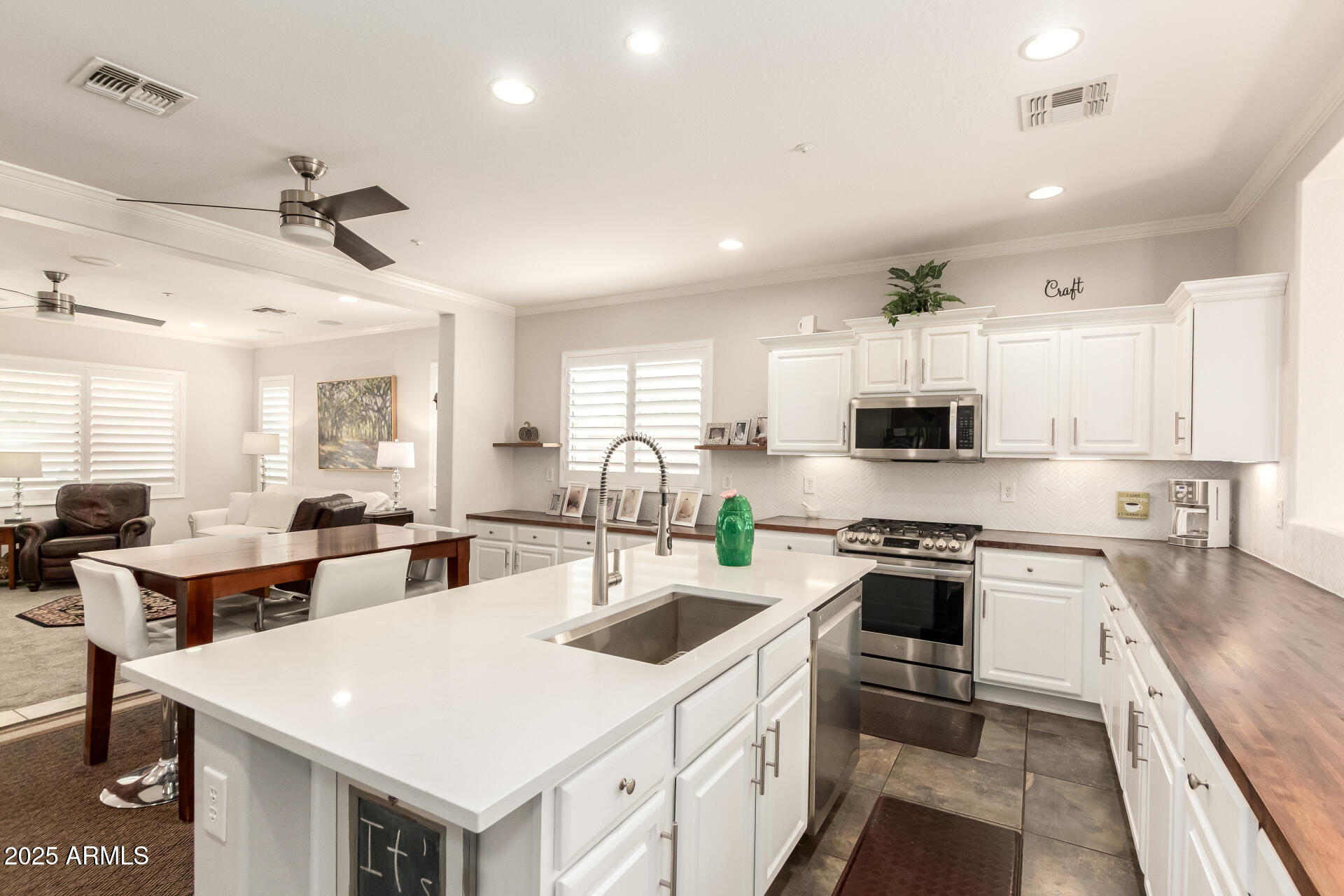 3428 E RAVENSWOOD Drive