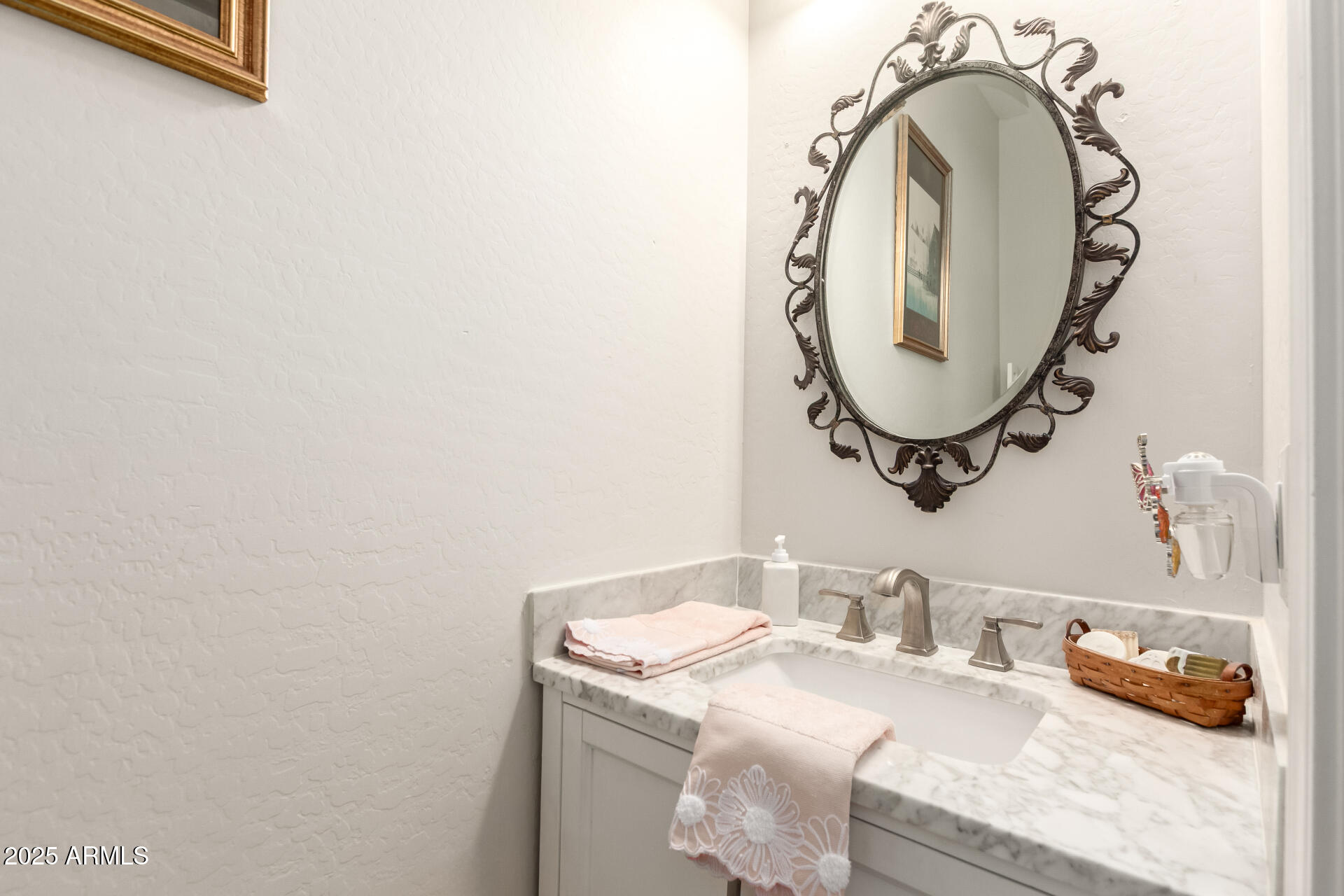 3428 E RAVENSWOOD Drive