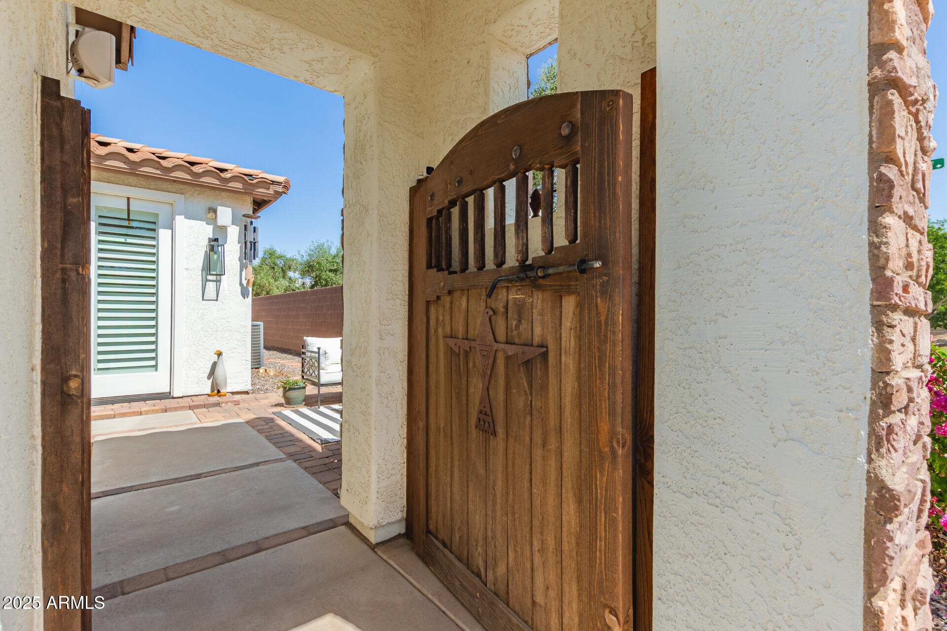 3428 E RAVENSWOOD Drive