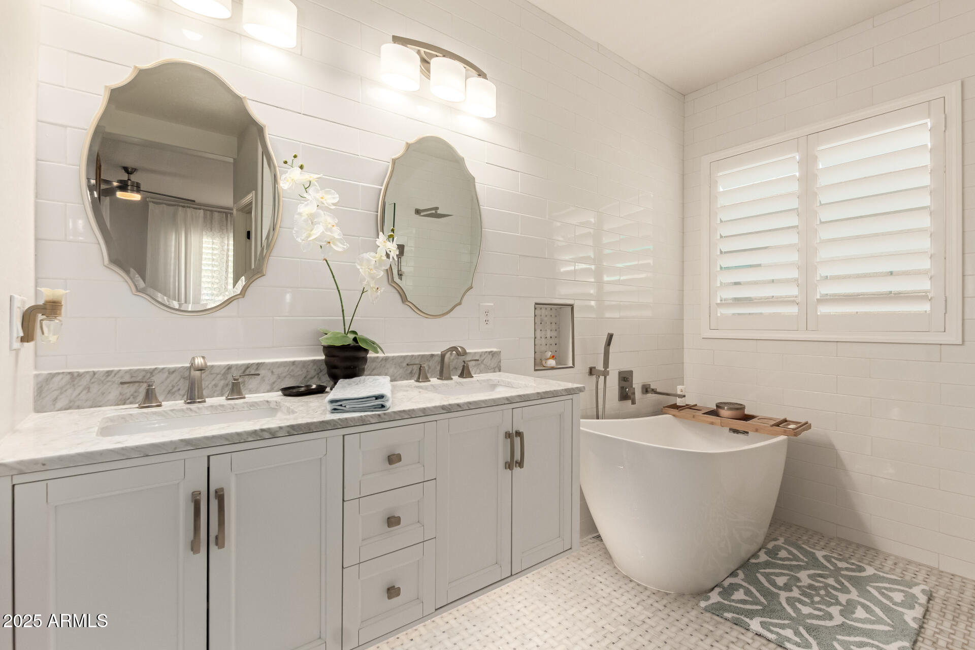 3428 E RAVENSWOOD Drive