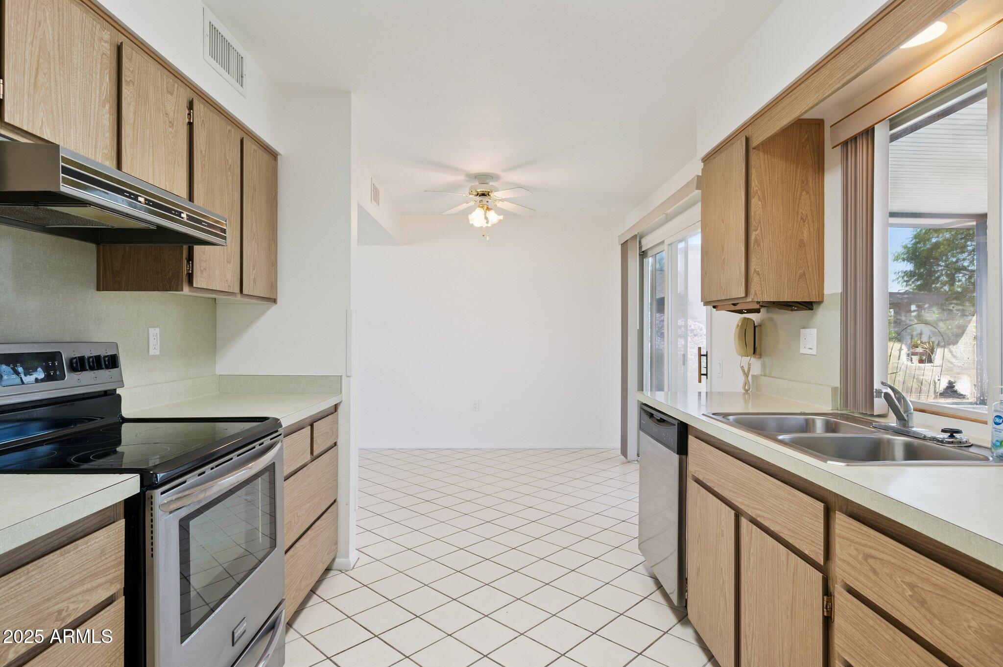 9405 W ROLLING HILLS Drive