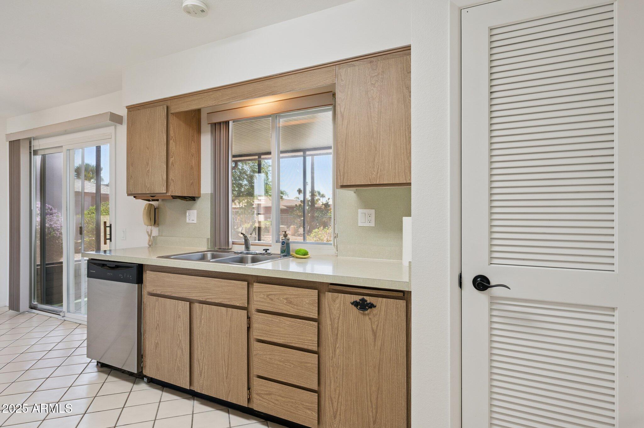 9405 W ROLLING HILLS Drive