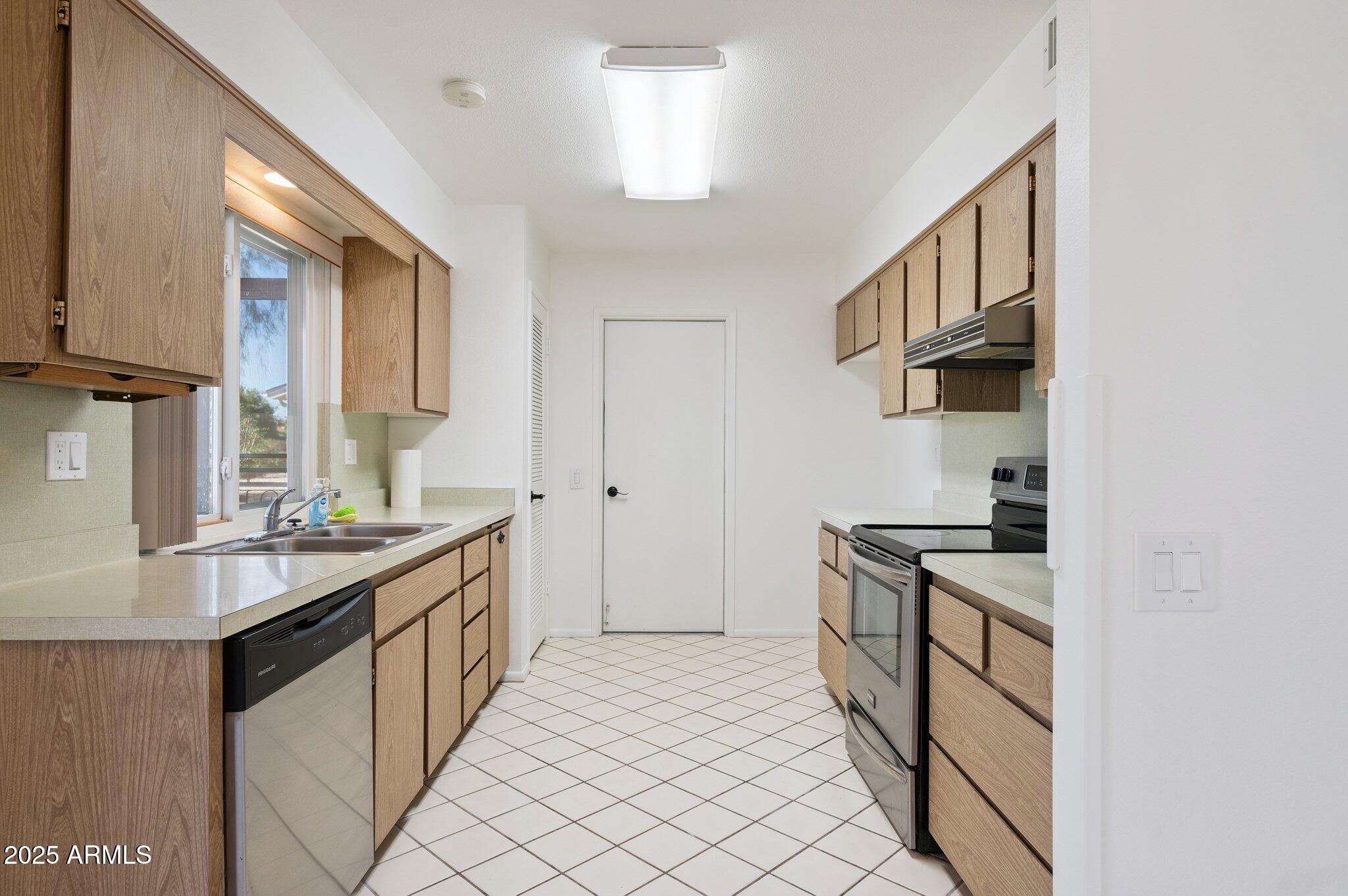 9405 W ROLLING HILLS Drive