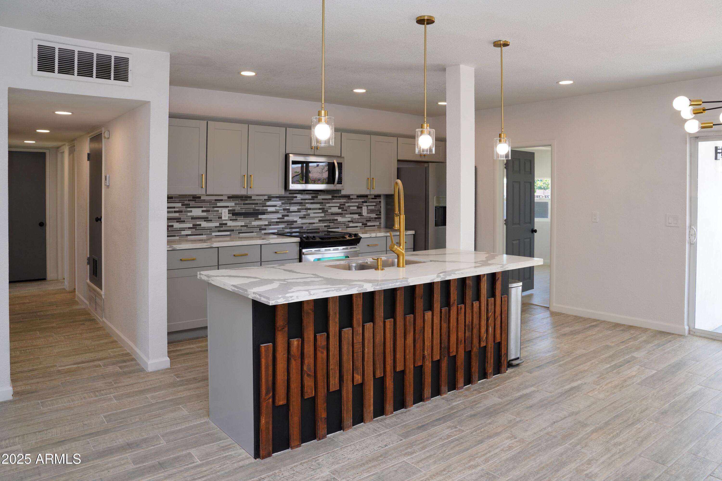 685 W SHANNON Street