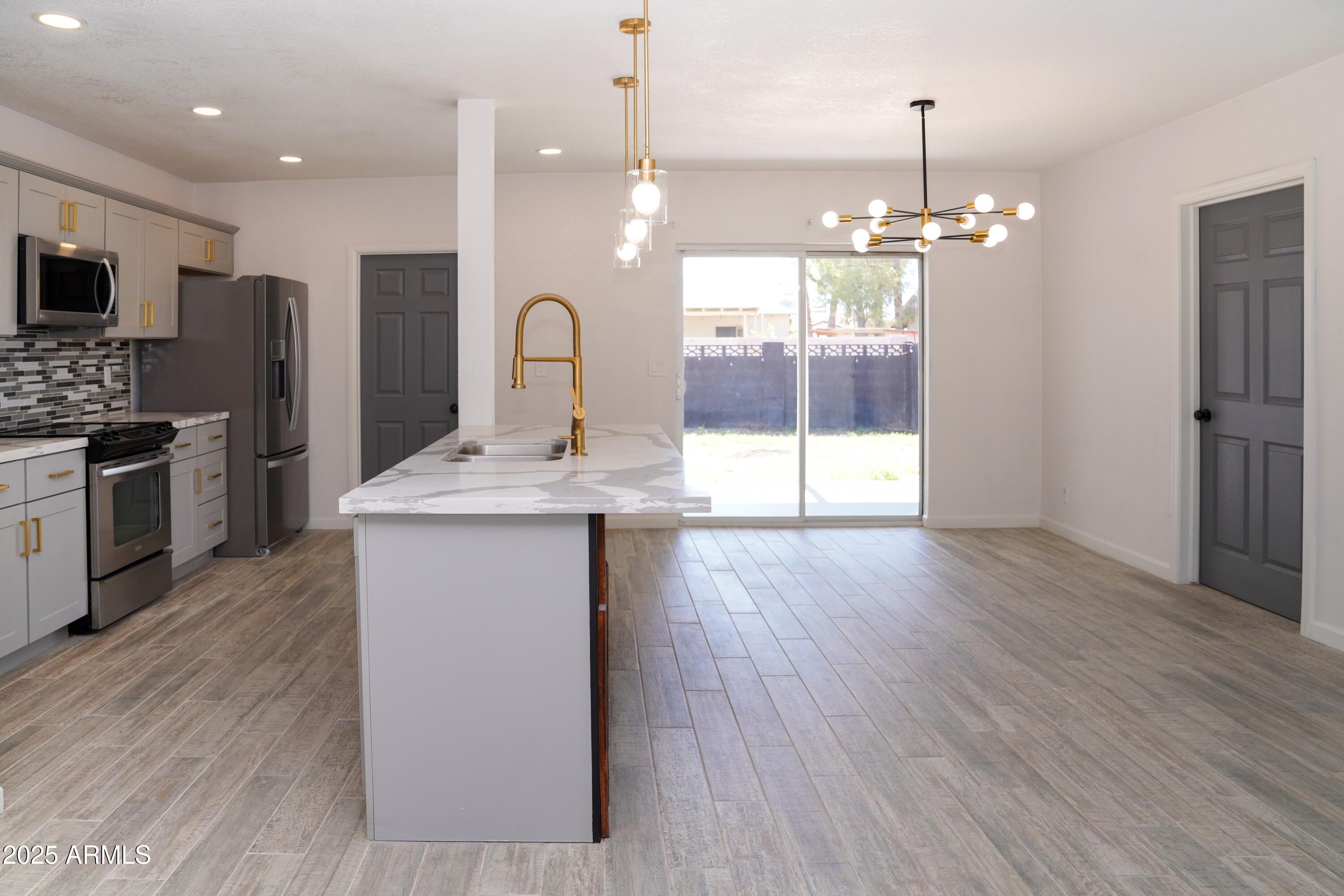 685 W SHANNON Street