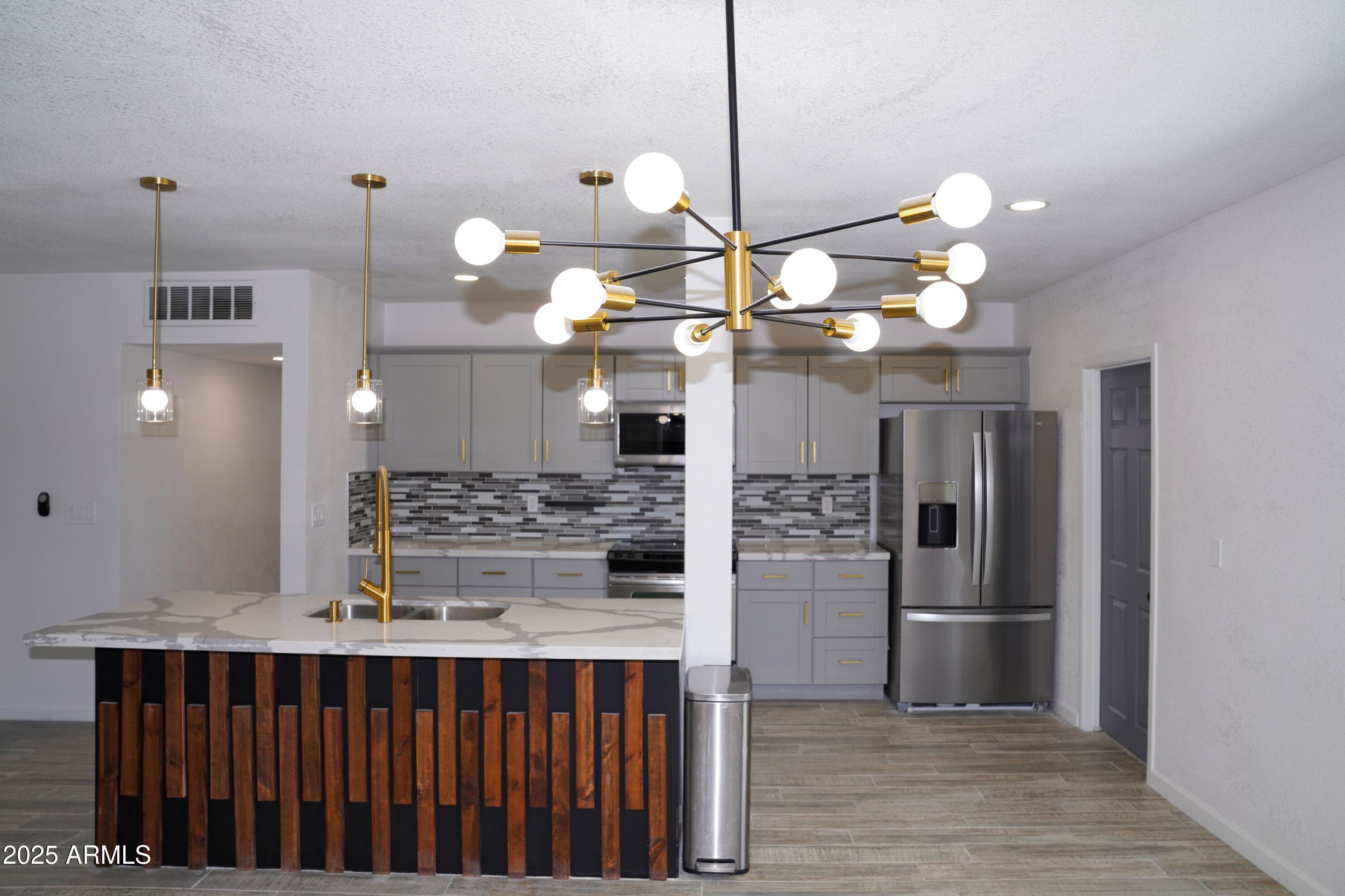 685 W SHANNON Street