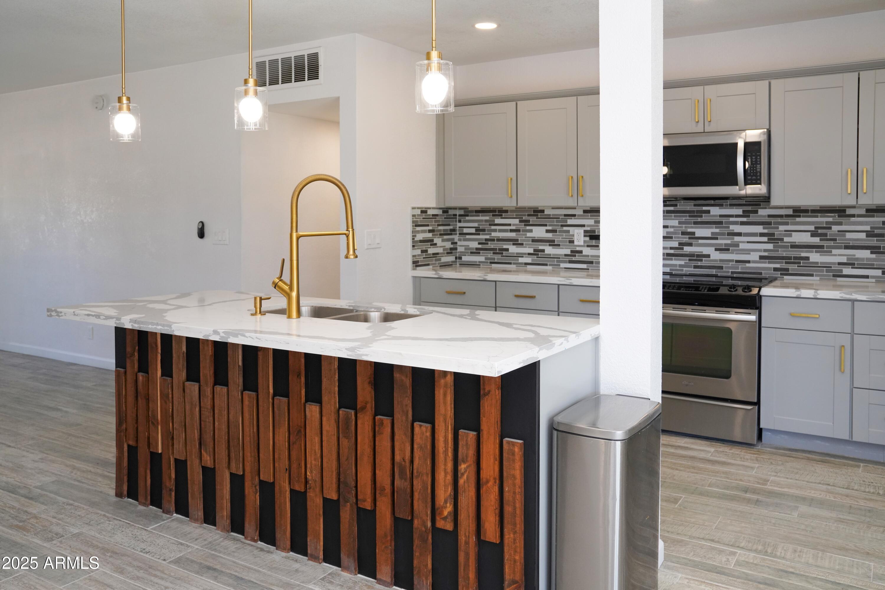 685 W SHANNON Street