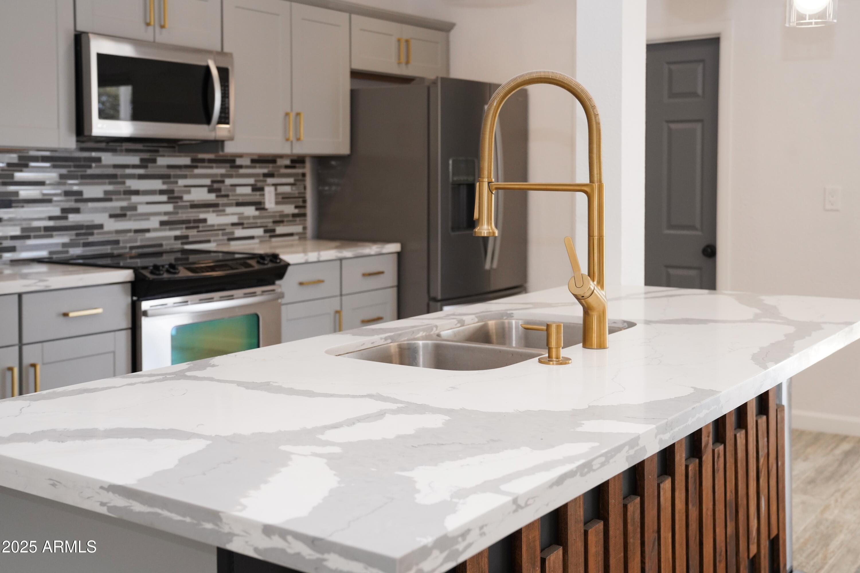 685 W SHANNON Street