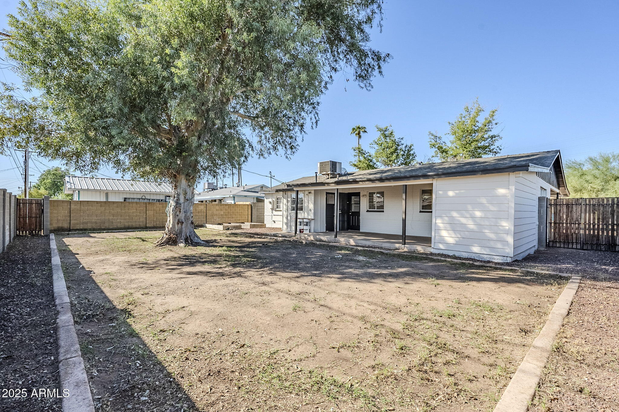 2445 W DIANA Avenue