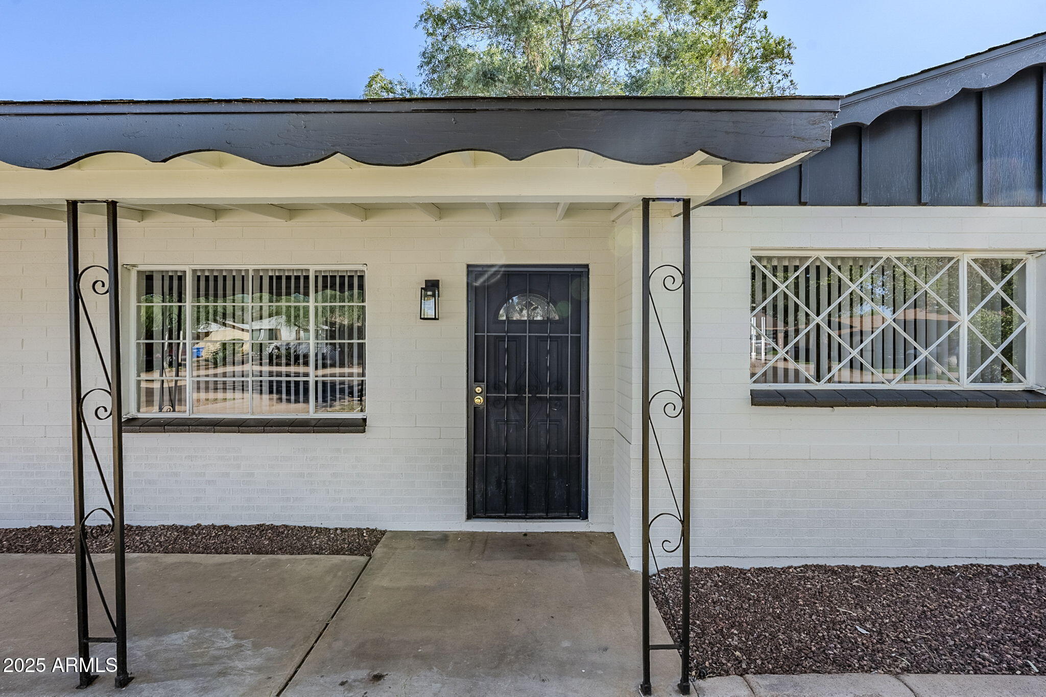 2445 W DIANA Avenue