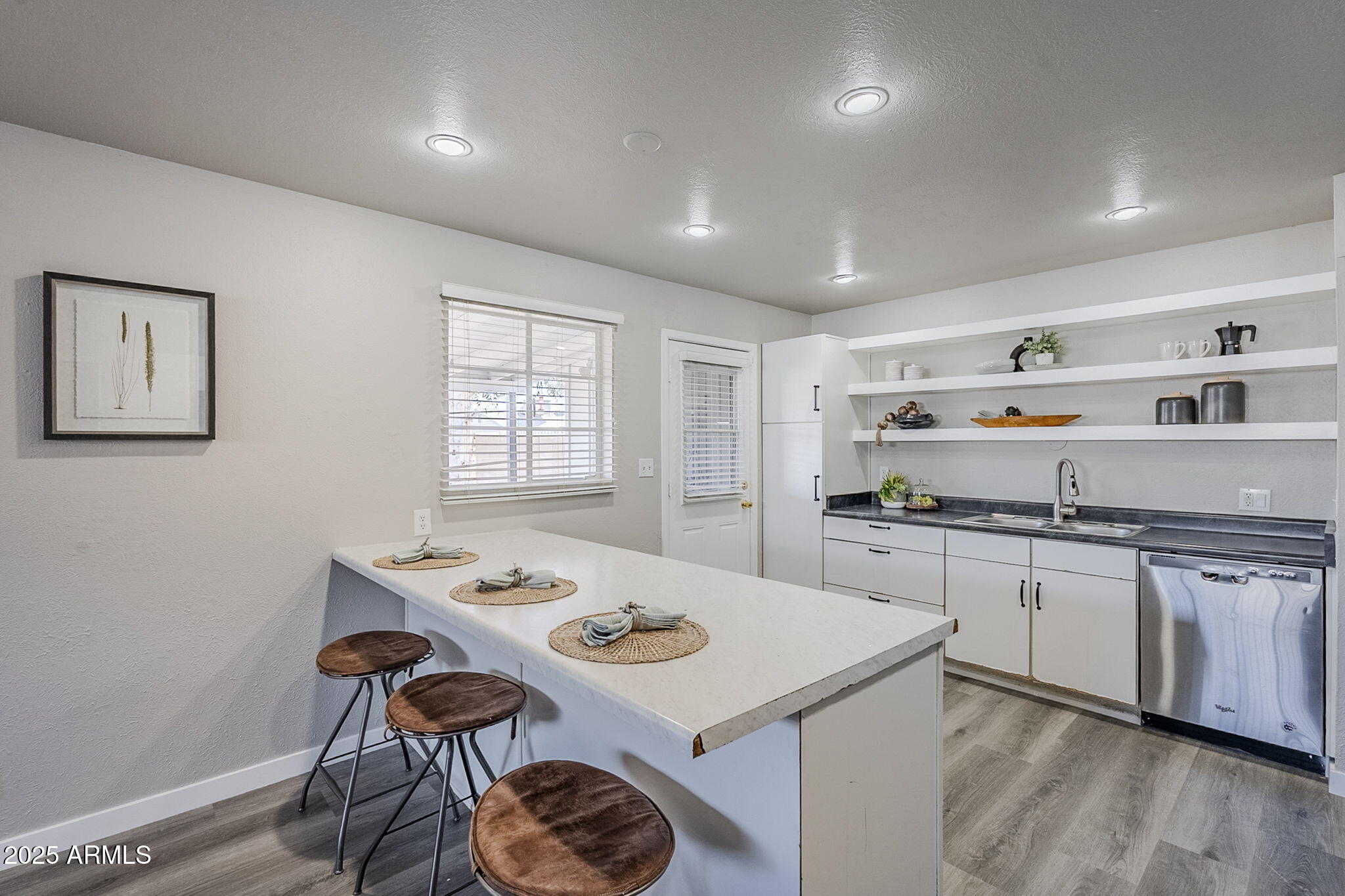 2445 W DIANA Avenue