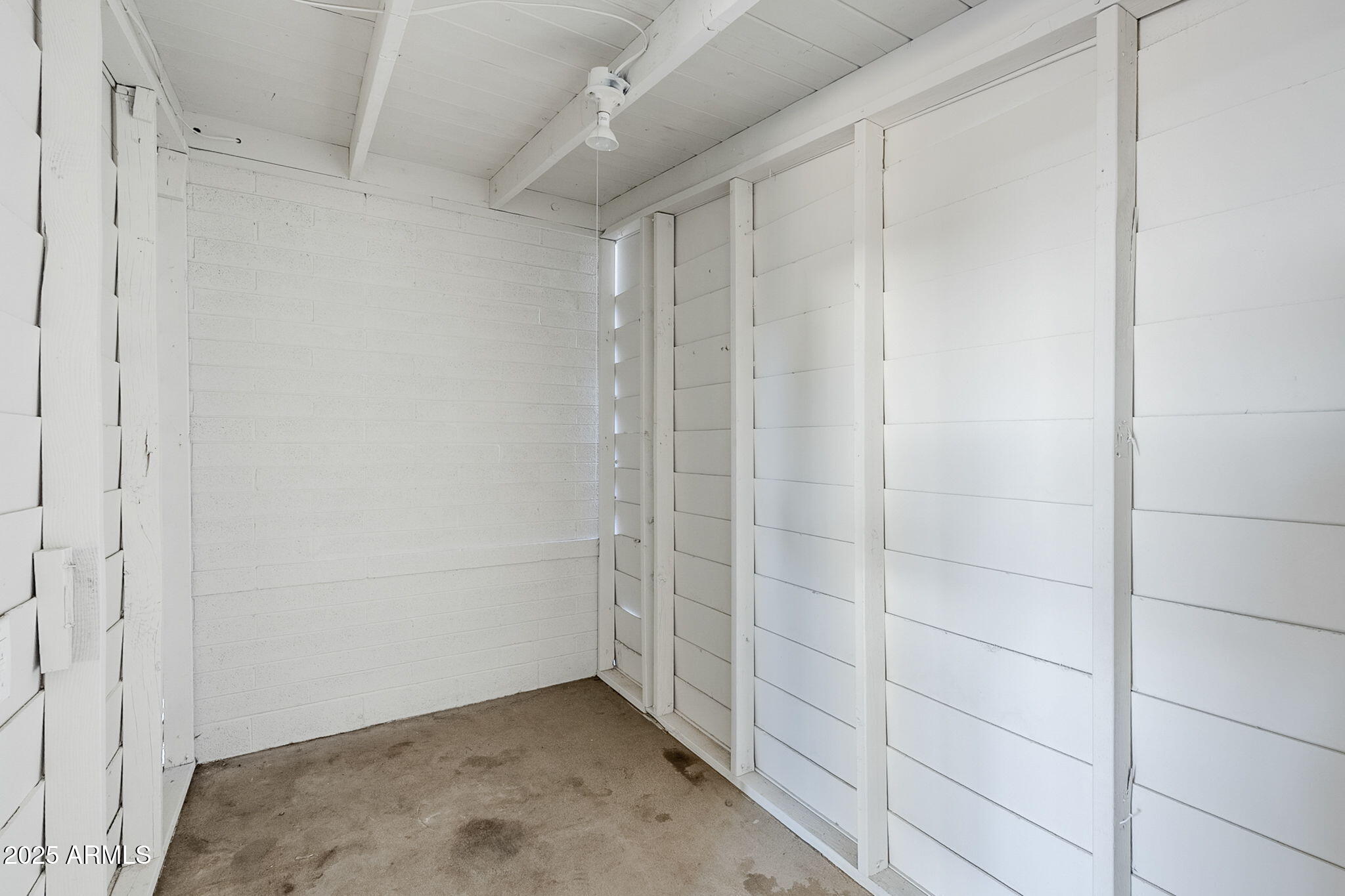2445 W DIANA Avenue