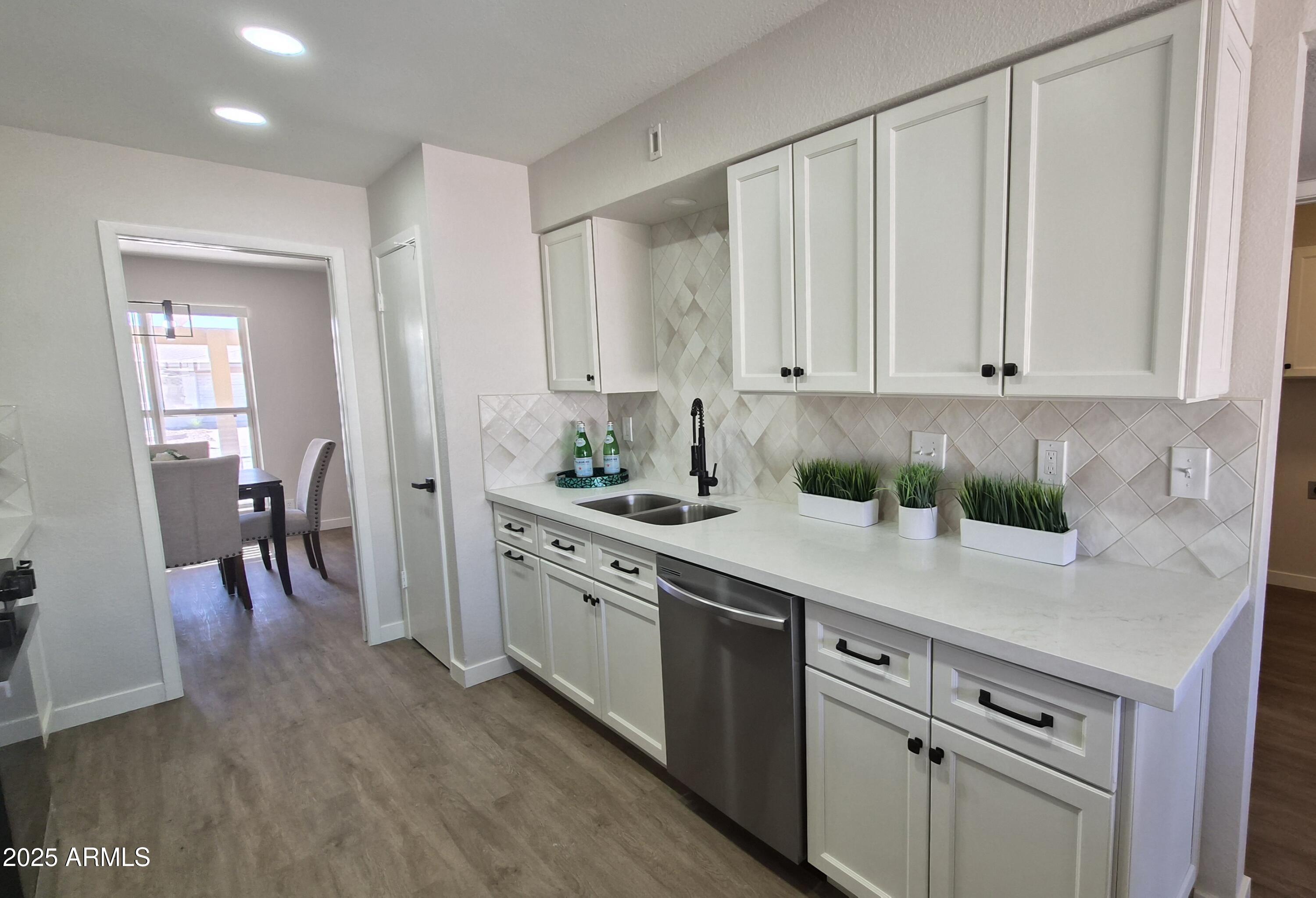 4058 E CRESCENT Avenue