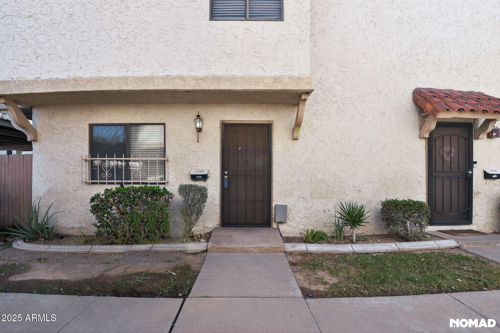 1228 E LAWRENCE Lane