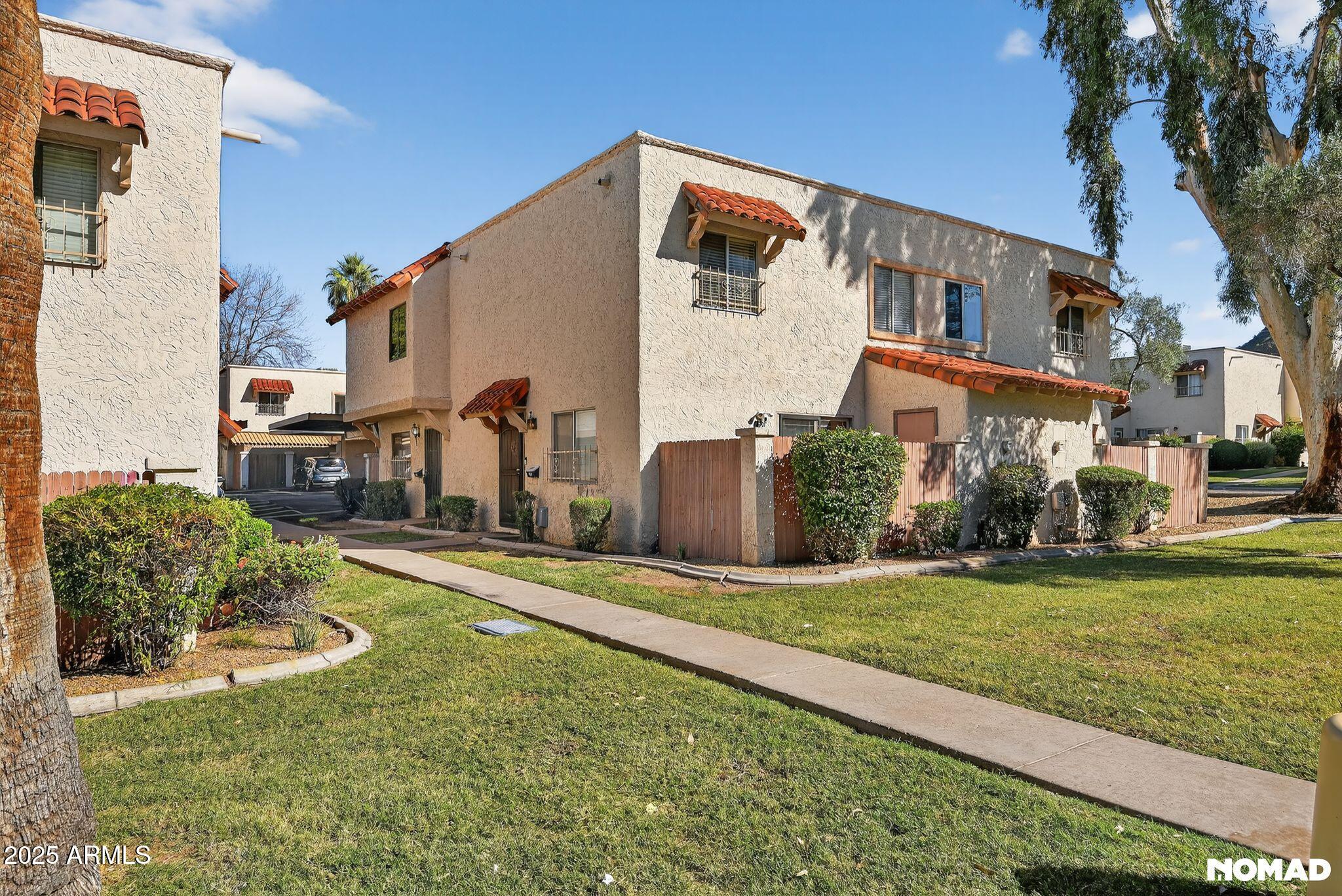 1228 E LAWRENCE Lane