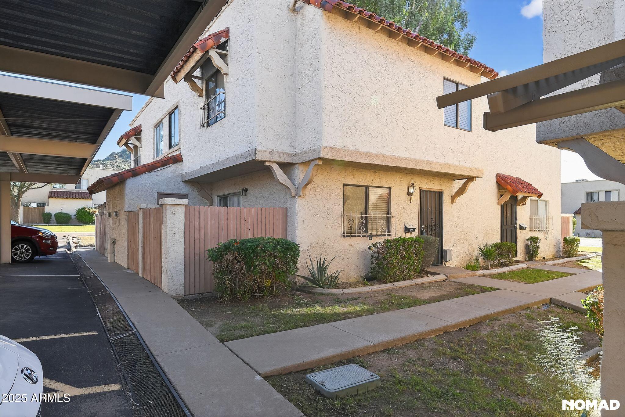 1228 E LAWRENCE Lane