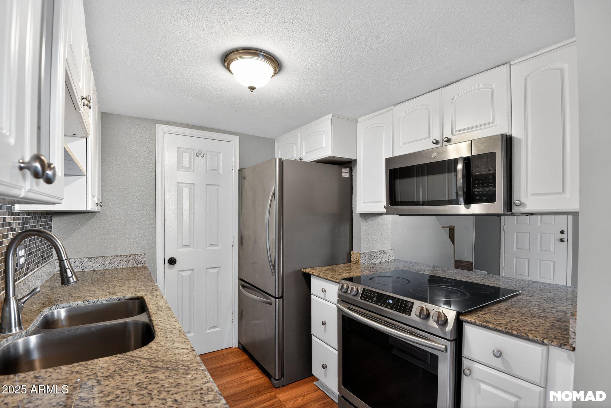 1228 E LAWRENCE Lane