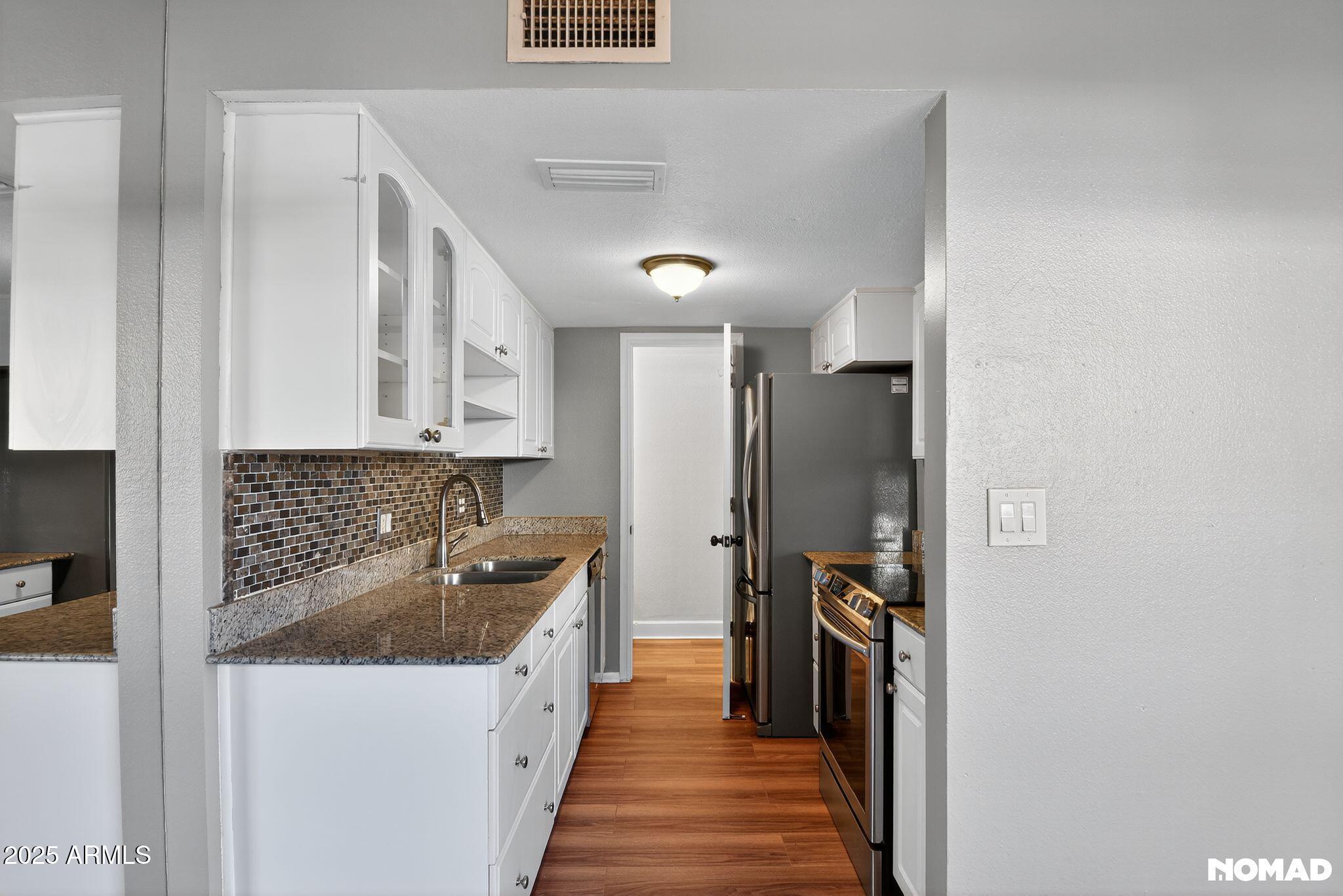 1228 E LAWRENCE Lane