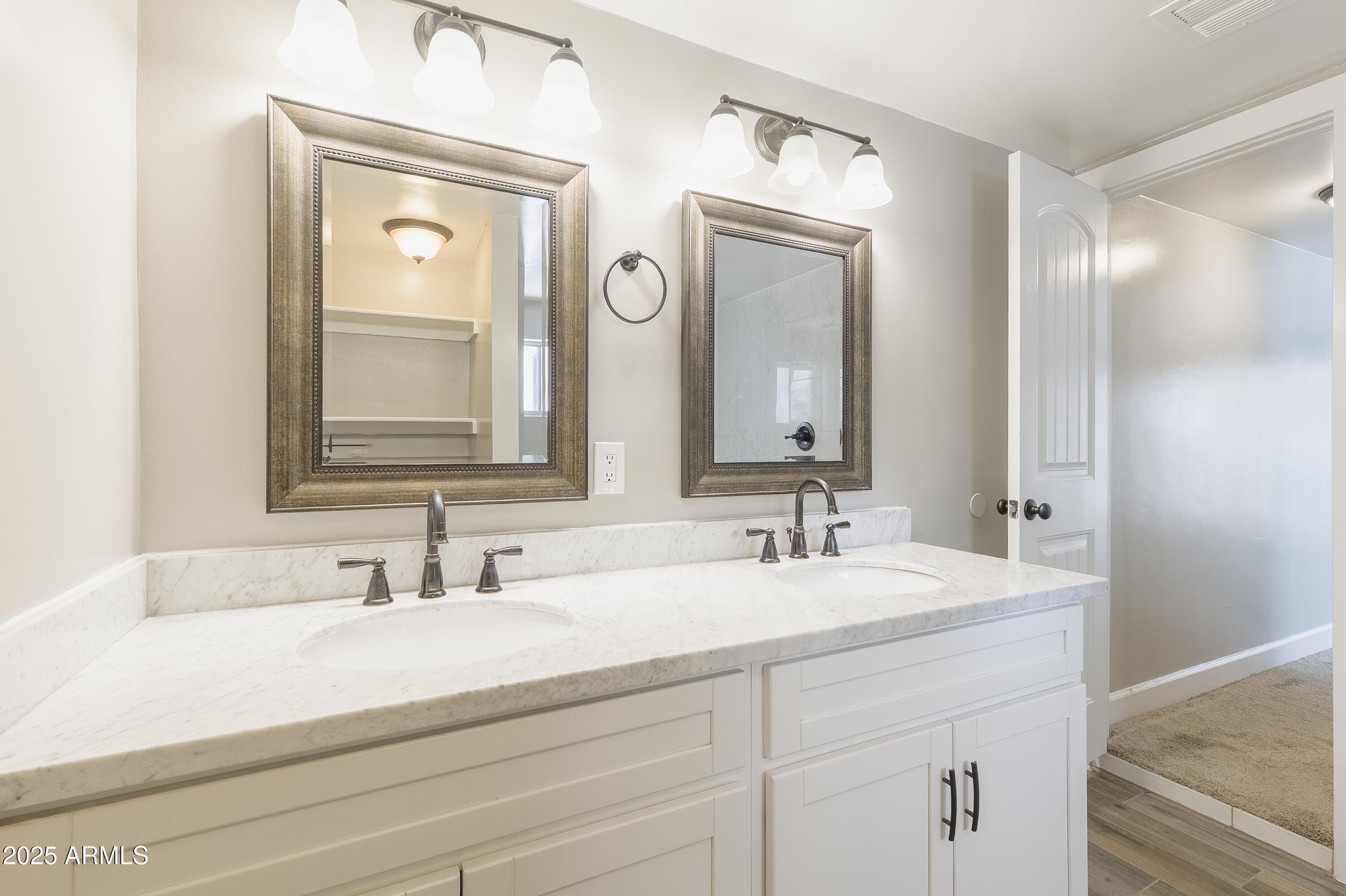 1119 W MEDLOCK Drive