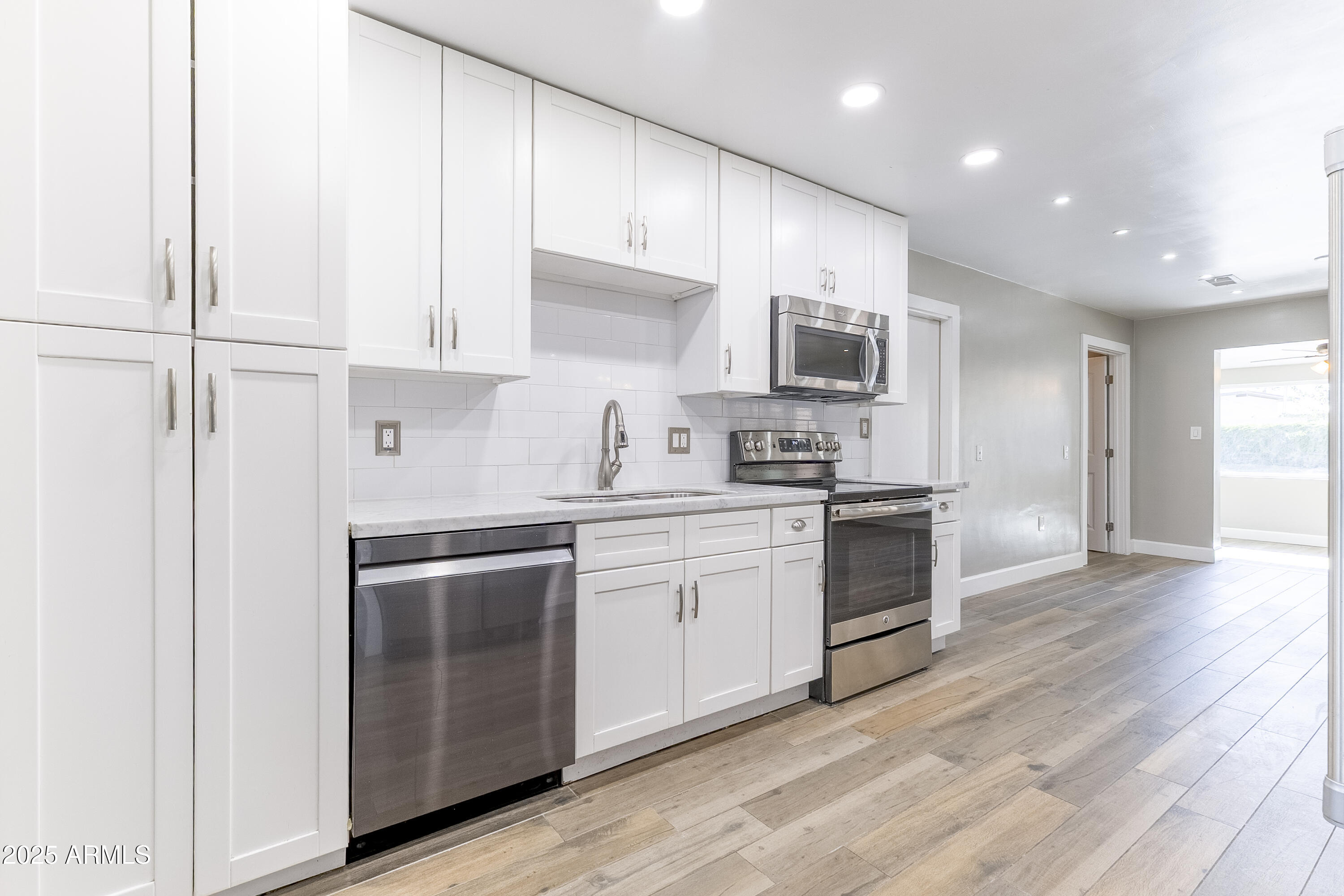 1119 W MEDLOCK Drive