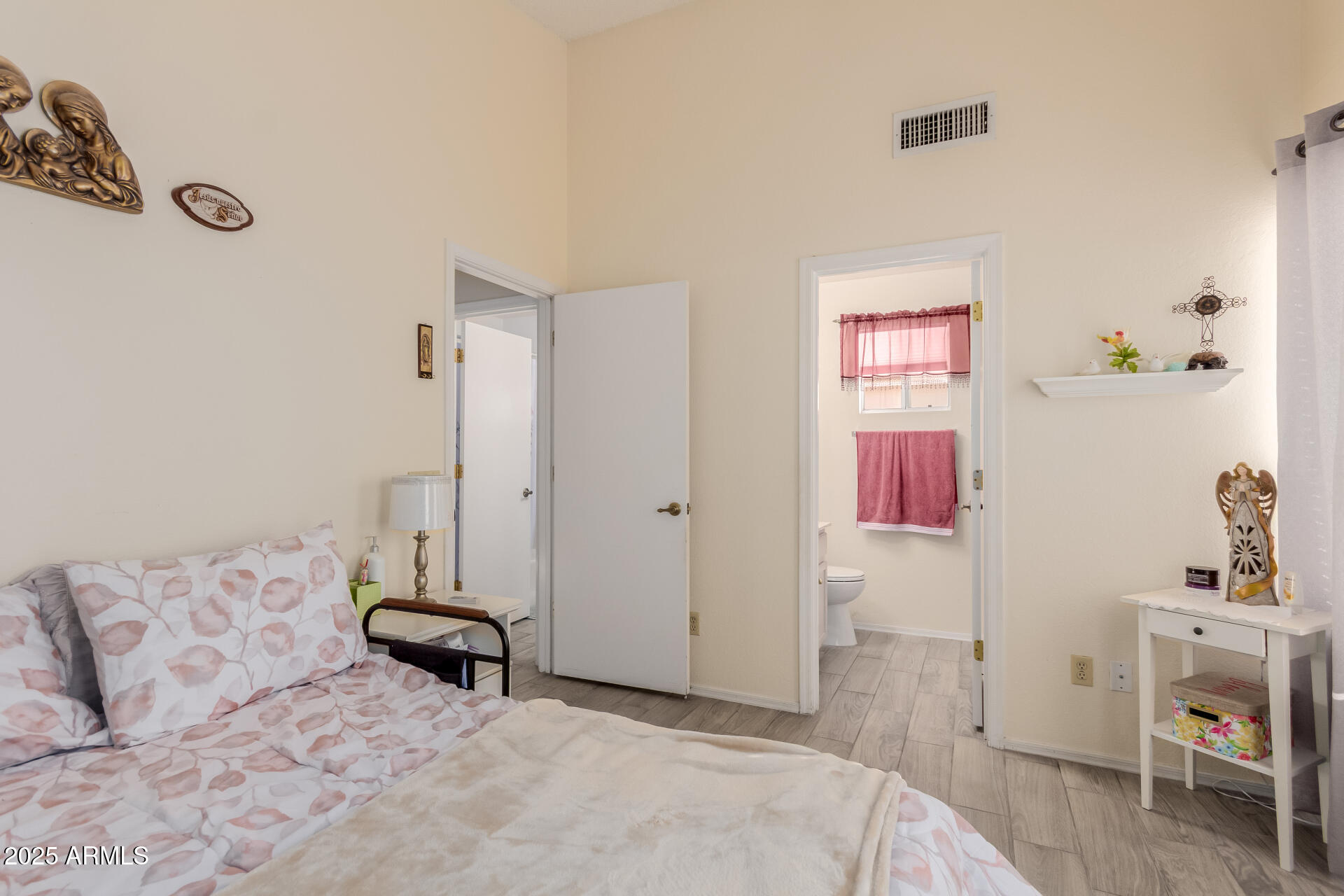 1842 E RIVIERA Drive