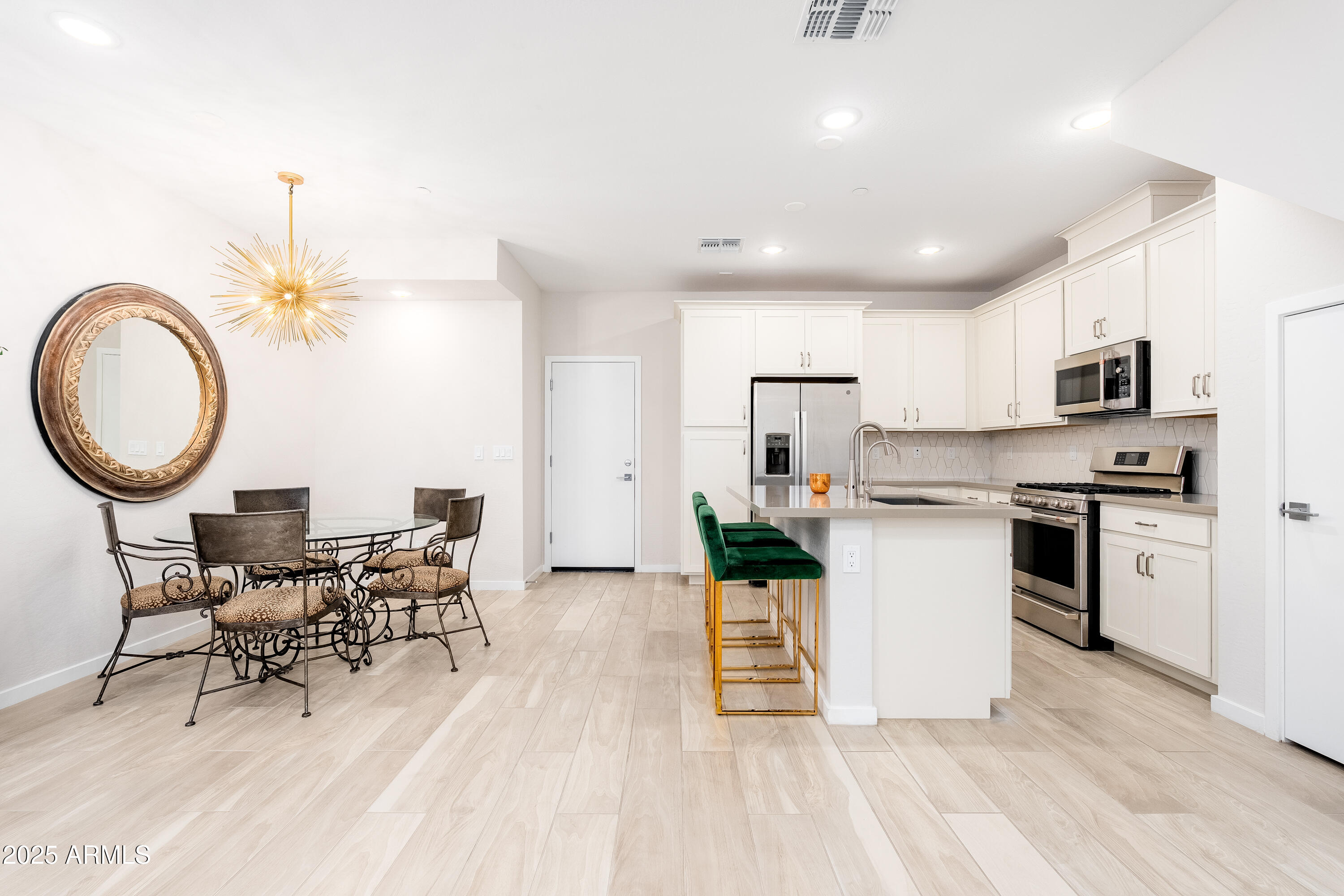 724 E LARK Street, 102