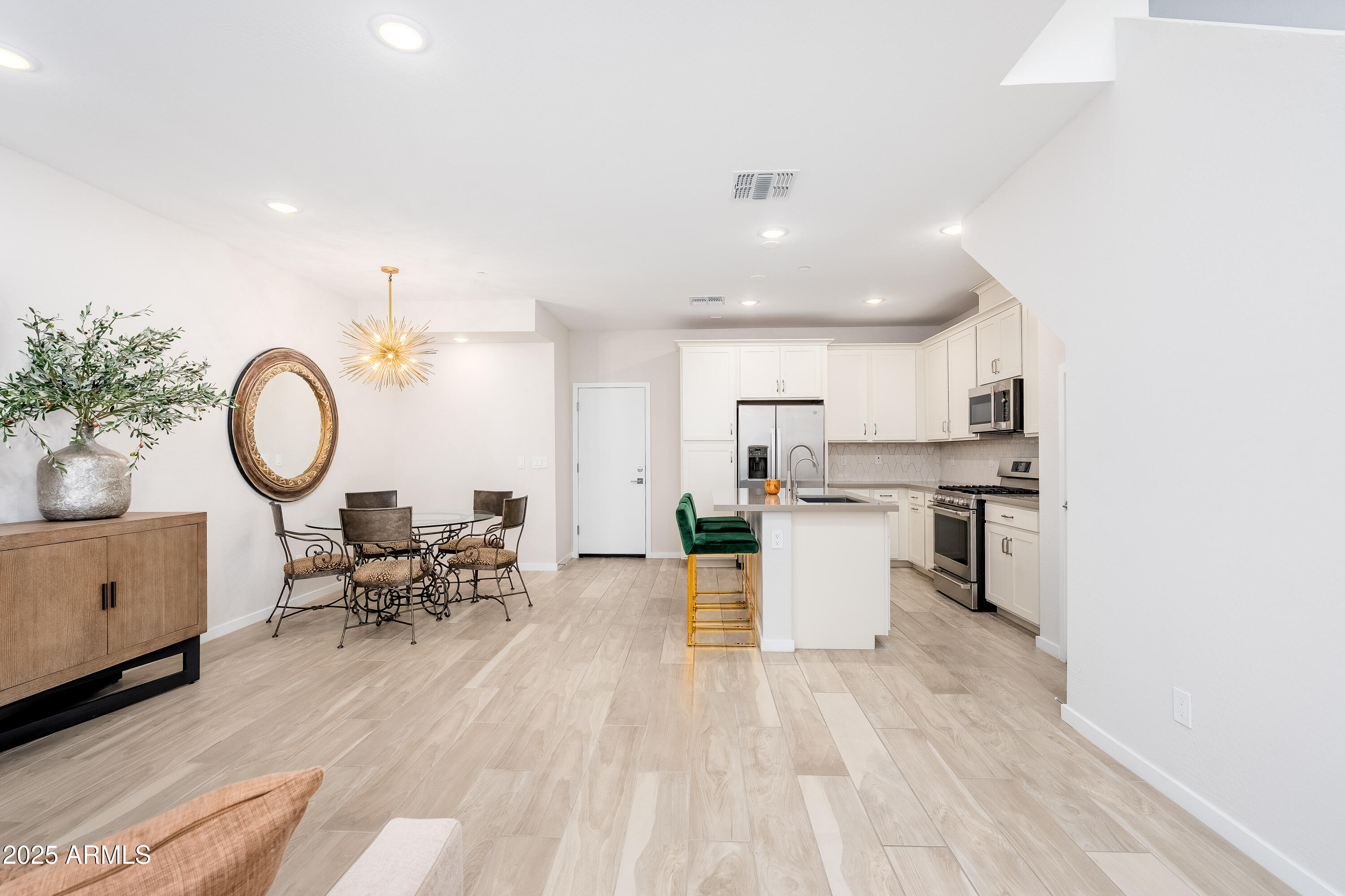 724 E LARK Street, 102