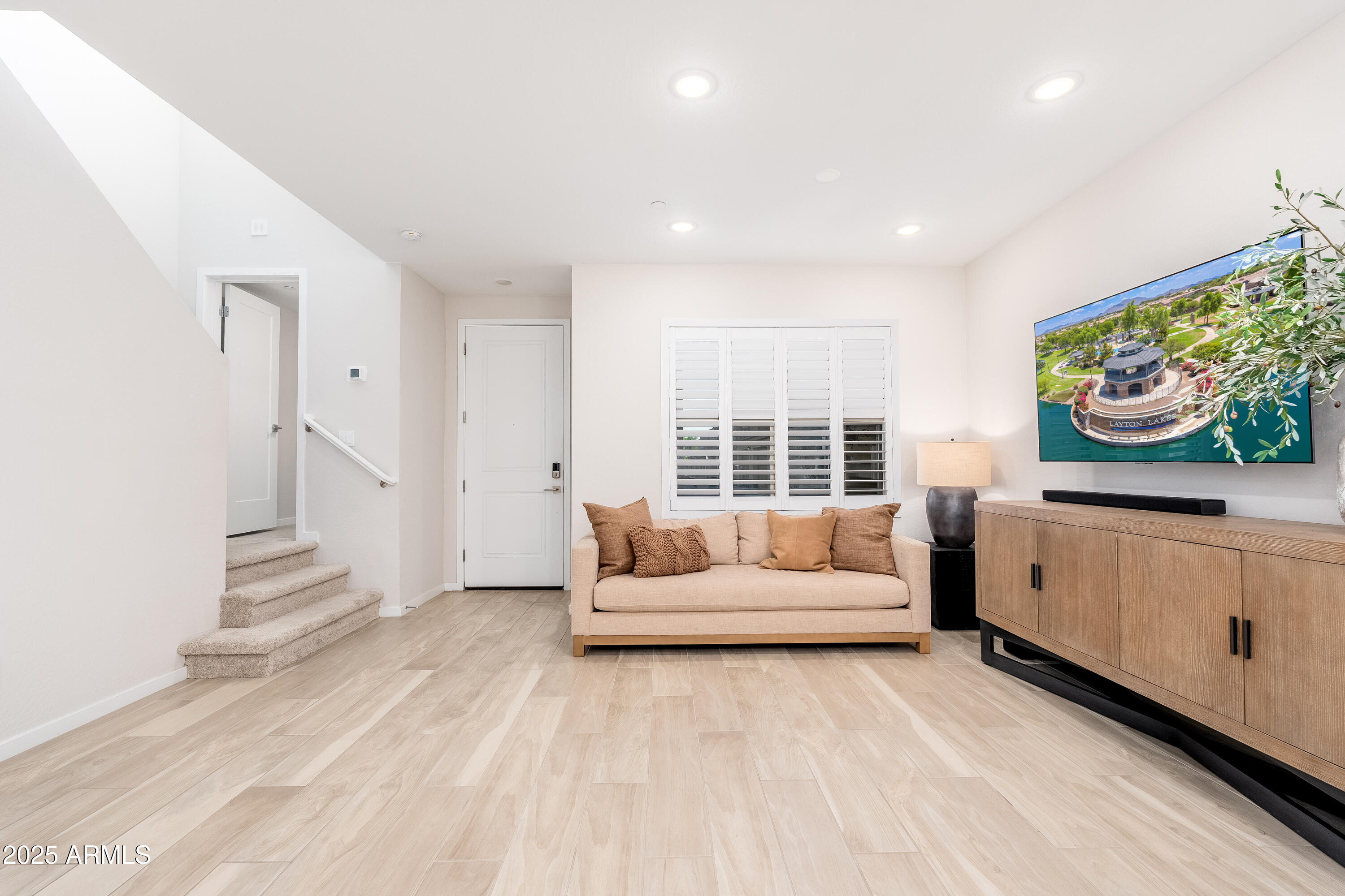 724 E LARK Street, 102