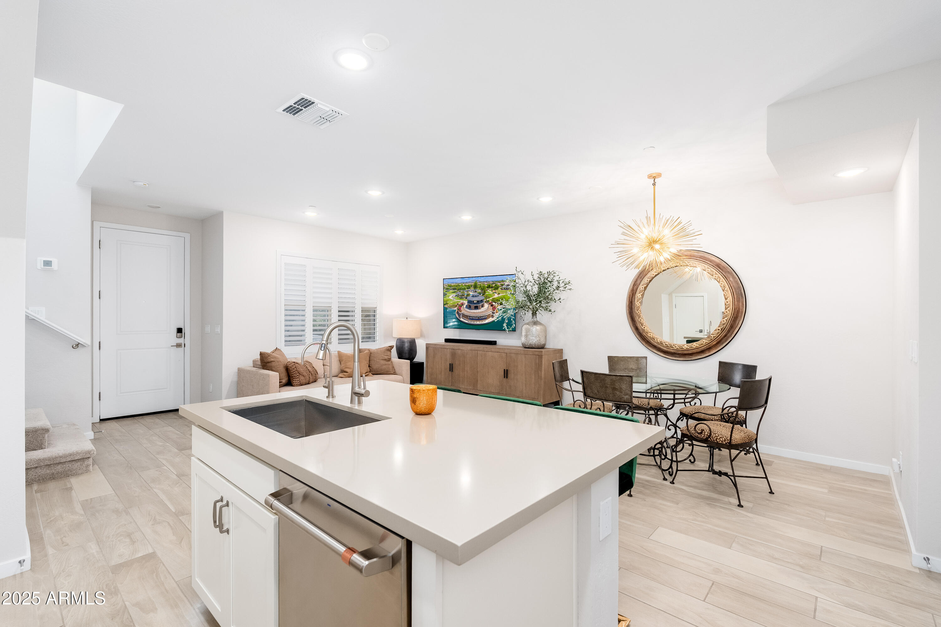 724 E LARK Street, 102