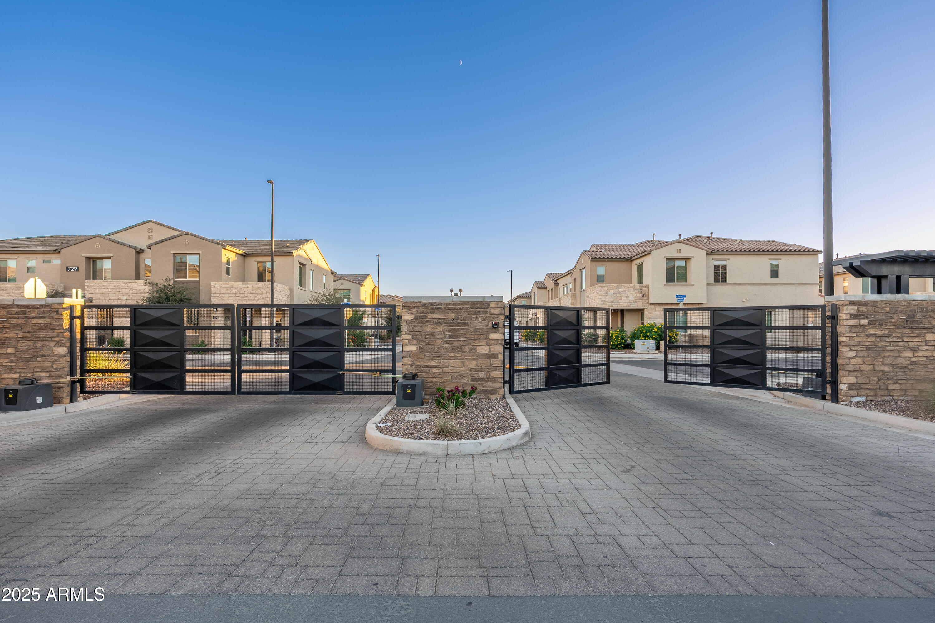 724 E LARK Street, 102