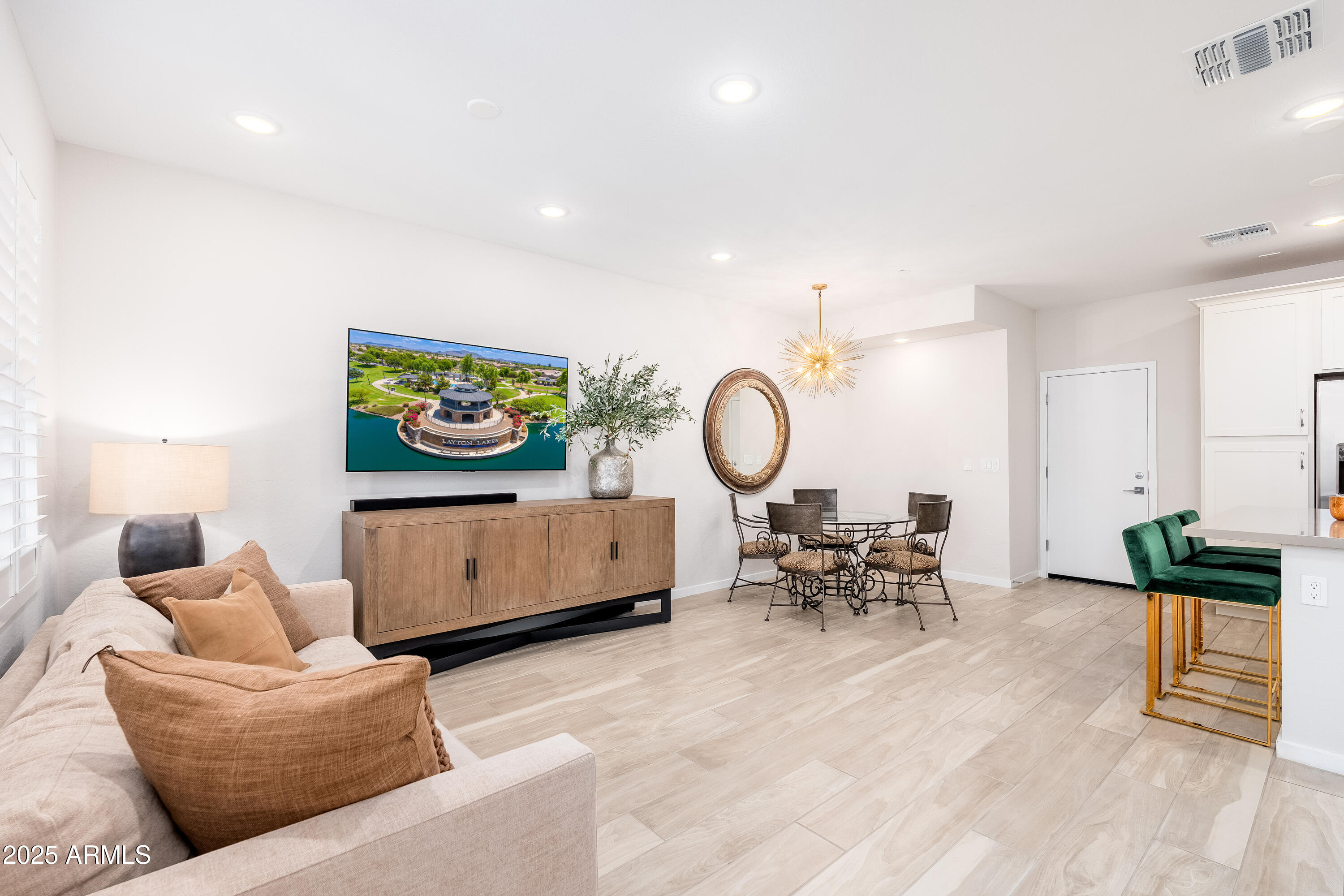 724 E LARK Street, 102