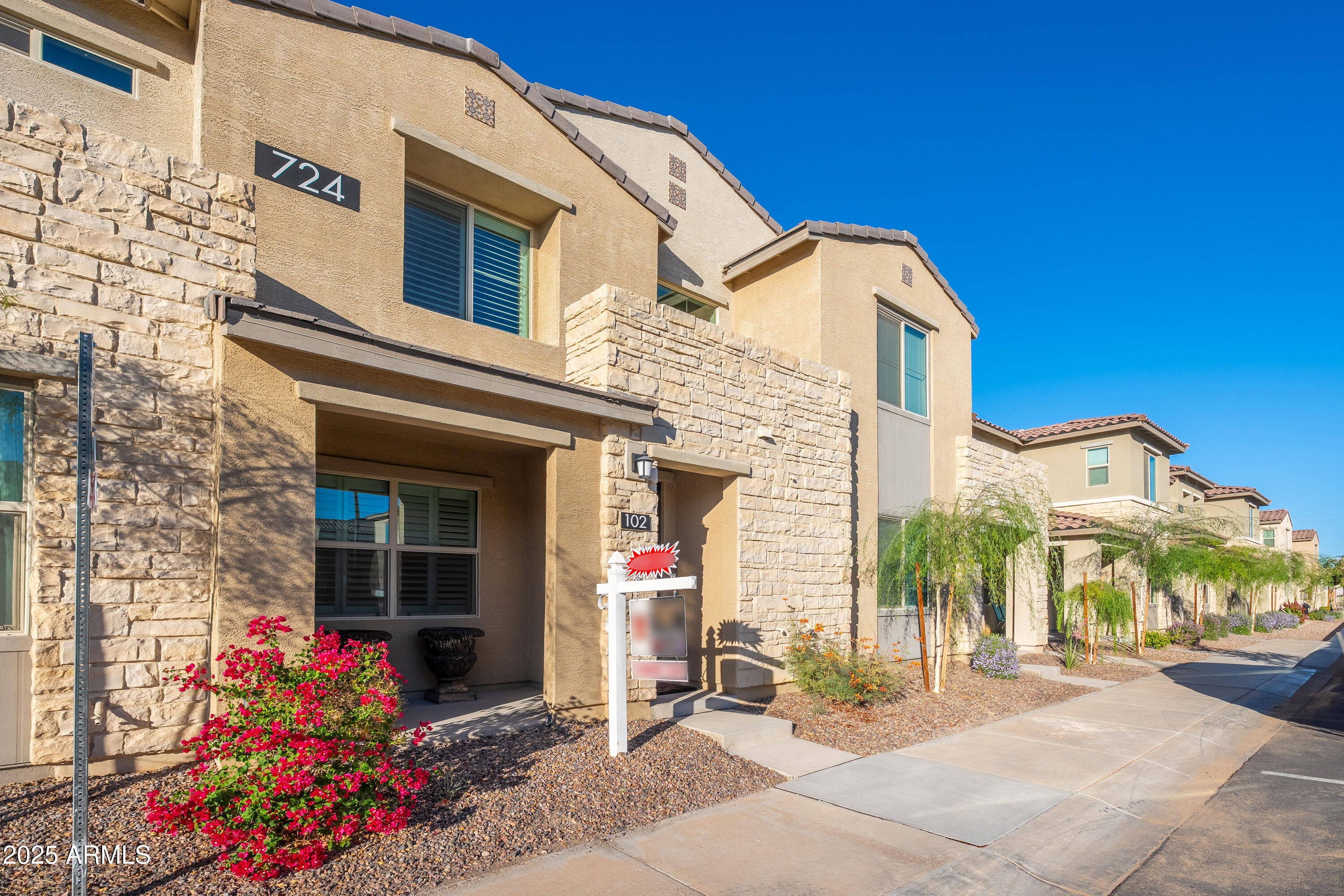 724 E LARK Street, 102