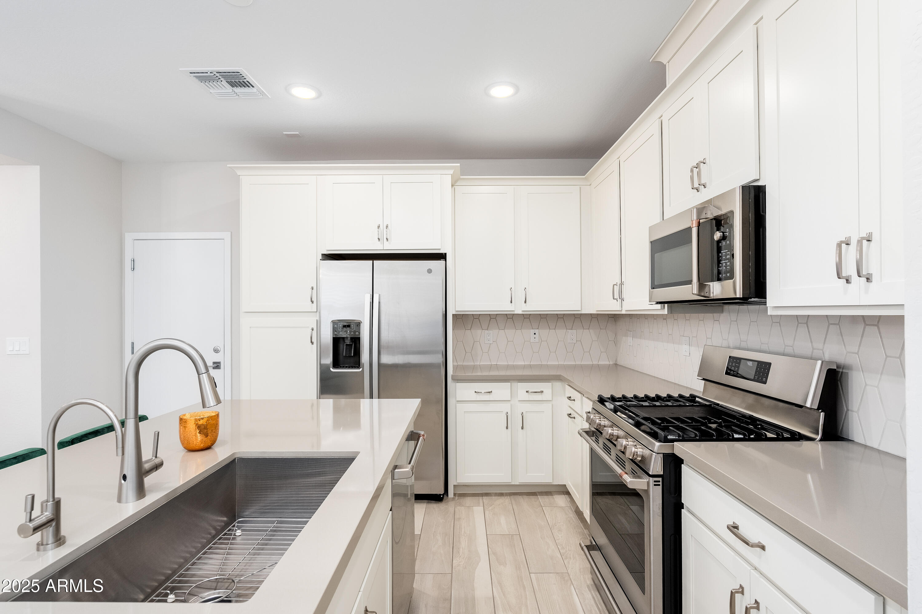 724 E LARK Street, 102