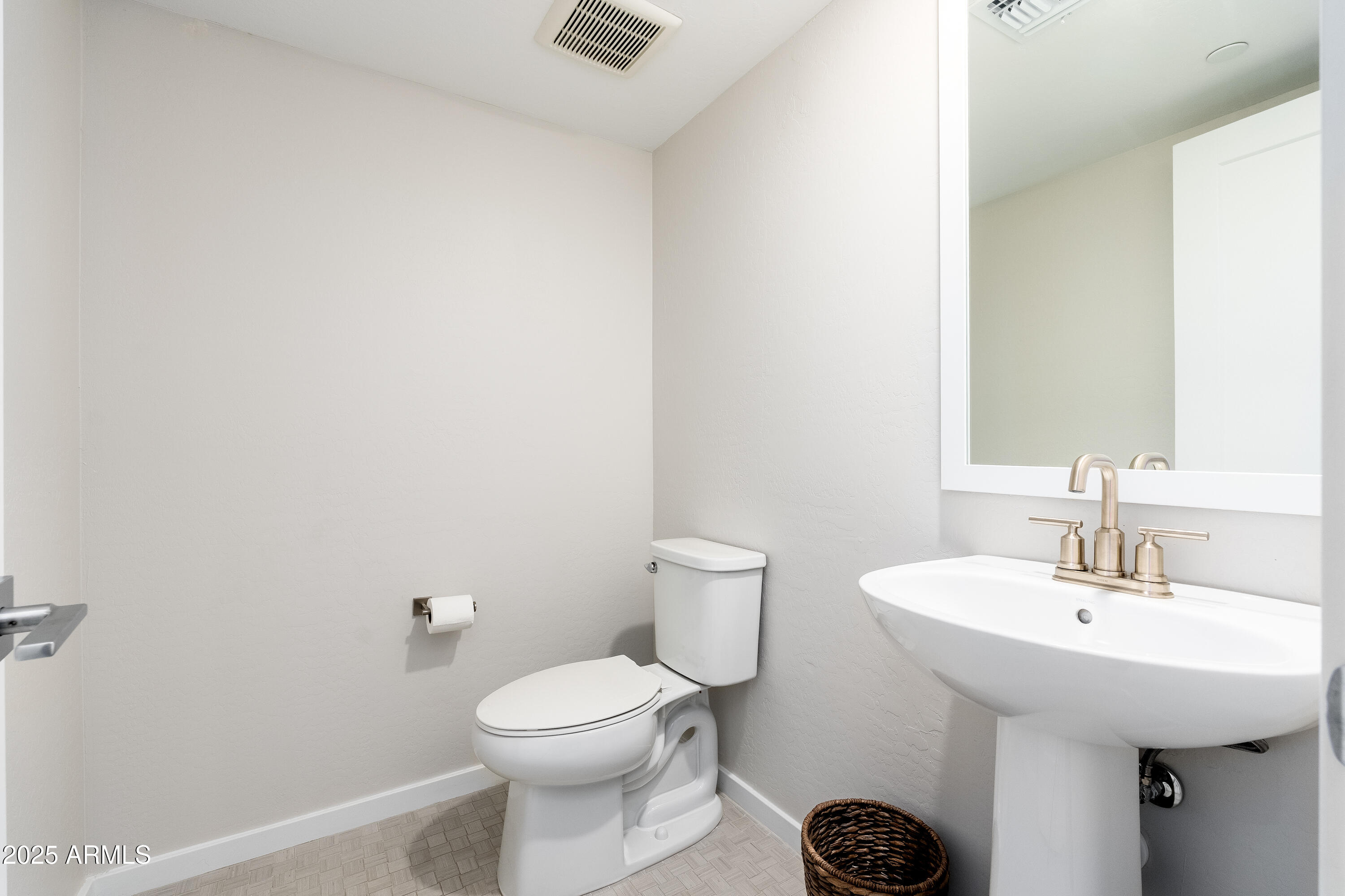 724 E LARK Street, 102