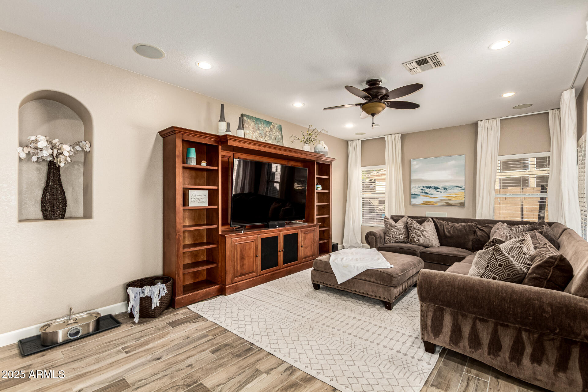 2516 E WINDSONG Drive