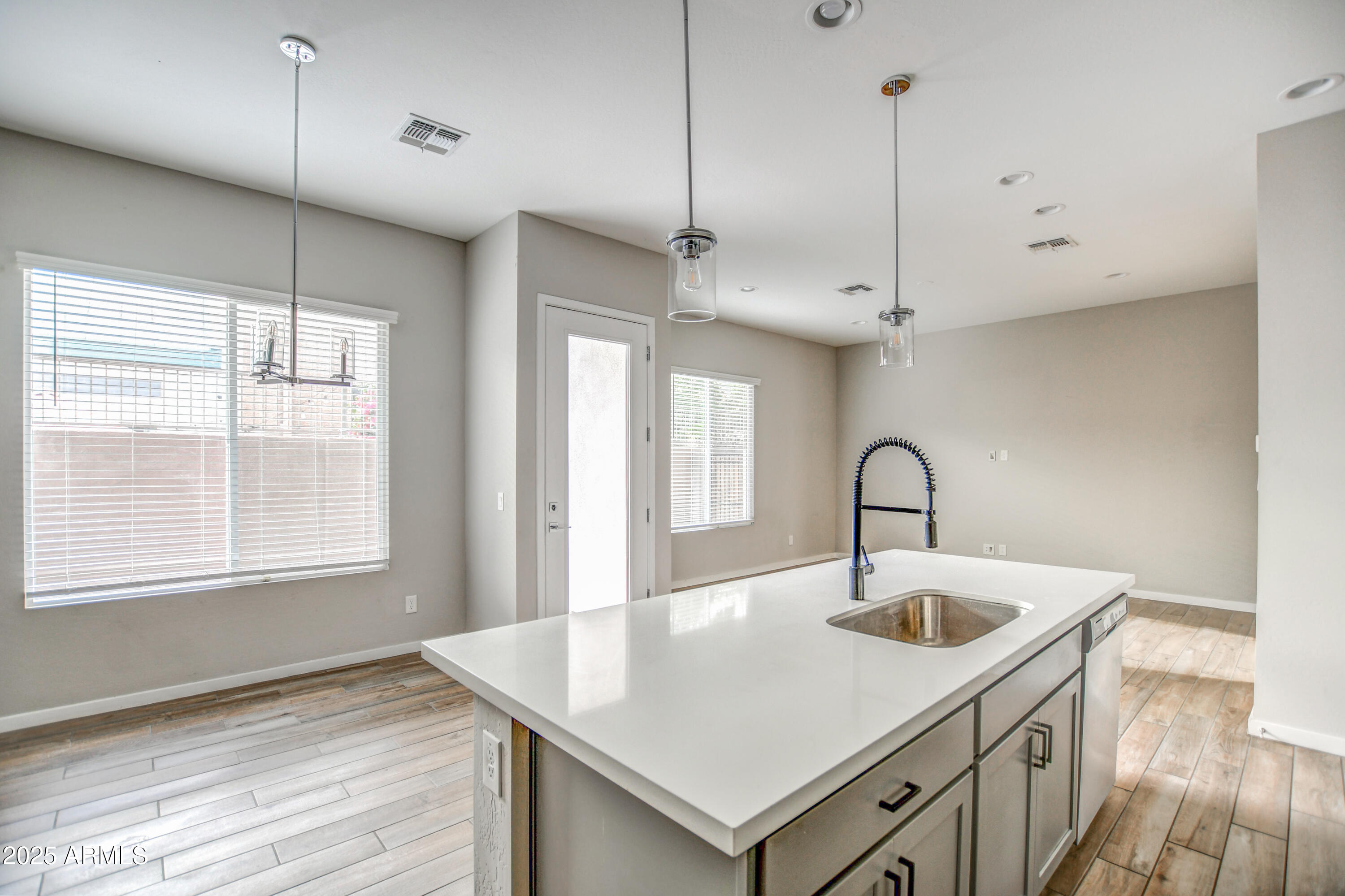 901 S SMITH Road, 1045