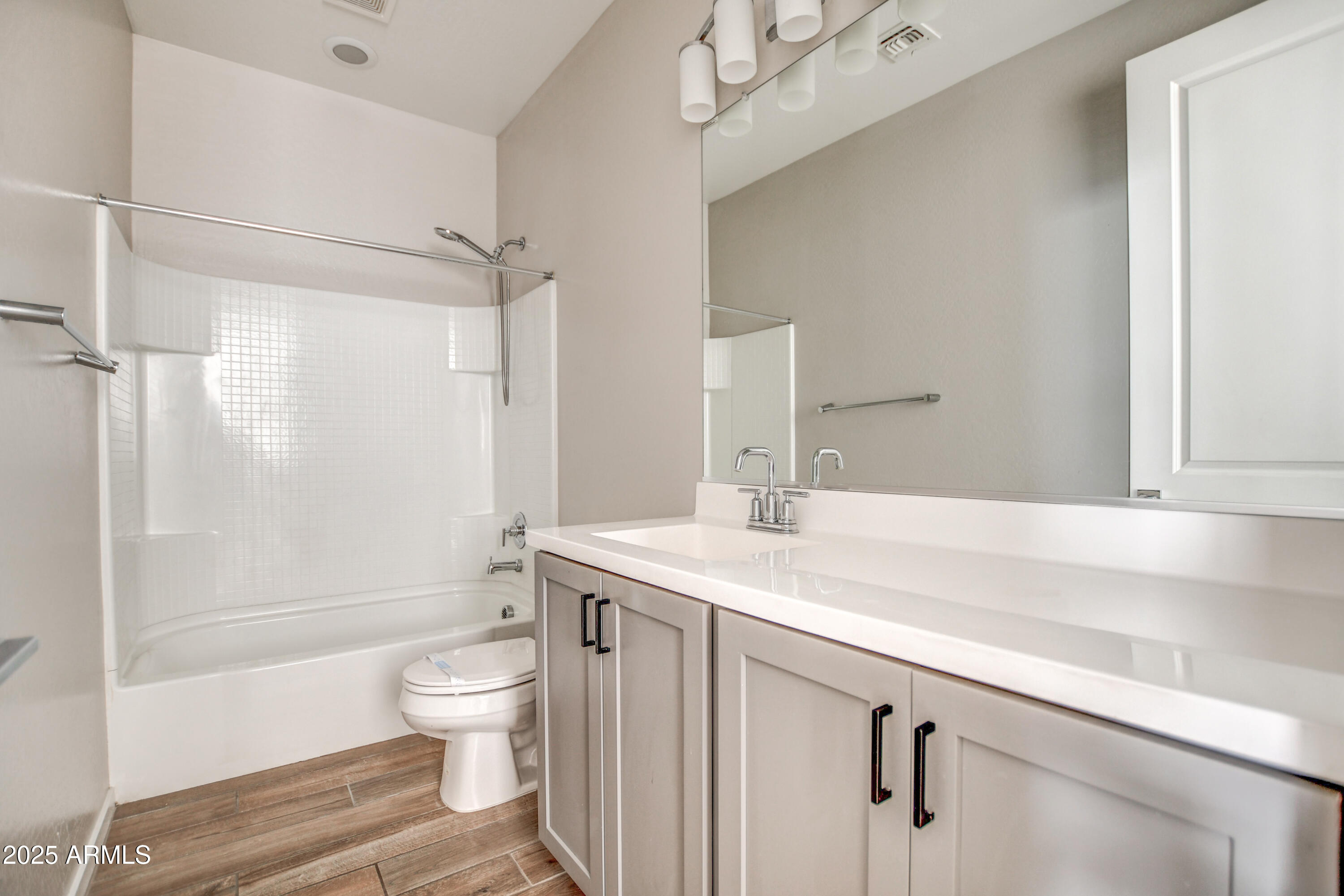 901 S SMITH Road, 1045